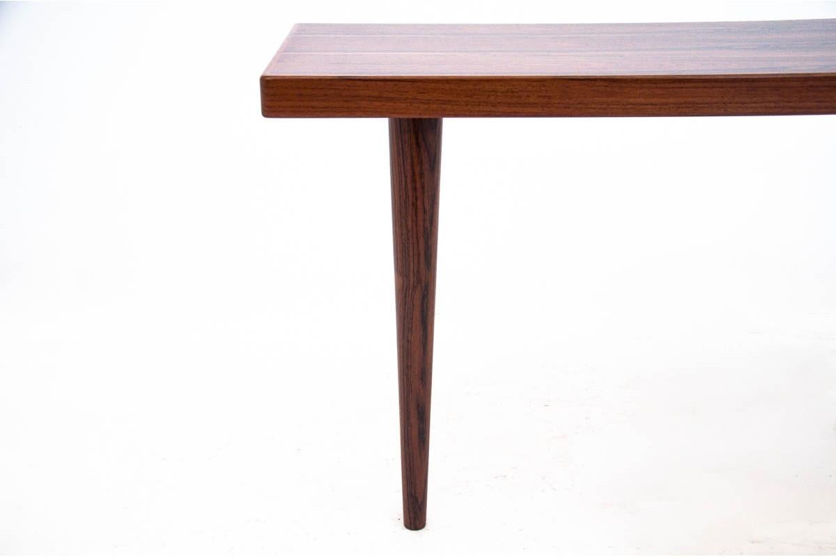 Eine Tabelle der dänischen Produktion. Die Möbel wurden in den 1960er Jahren hergestellt und befinden sich nach einer professionellen Renovierung in einem sehr guten Zustand.