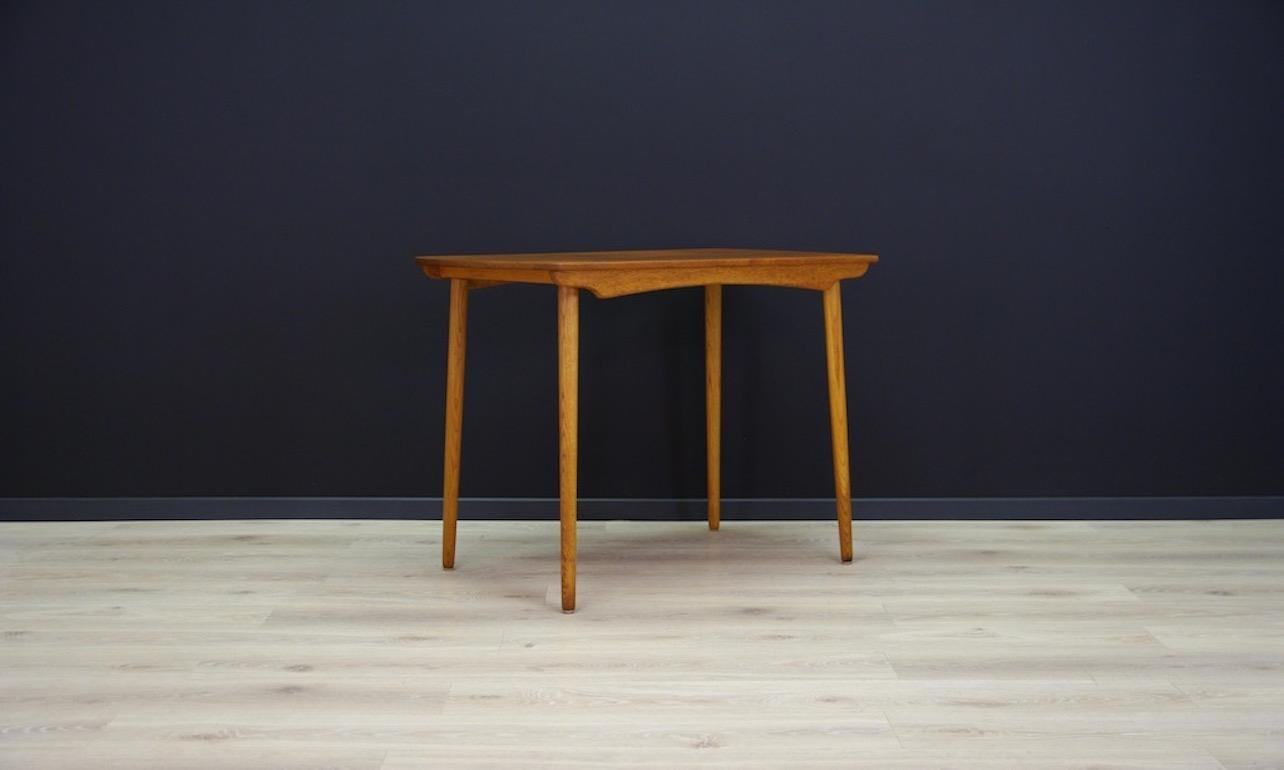 Minimalist coffee table of the 1960s-1970s. Classic shape with teak veneer. Original turned oak legs. Coffee table in good condition (small scratches and bruises are visible).

Dimensions: height 73.5cm tabletop 99.5cm x 60cm.