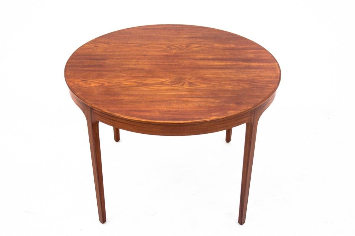 Coffee table, Danish design, 1960s.

A round table with a minimalist form. It has an original manufacturer's sticker under the top. Its minimalist form will fit perfectly into modern interiors.

Very good condition, after professional renovation.