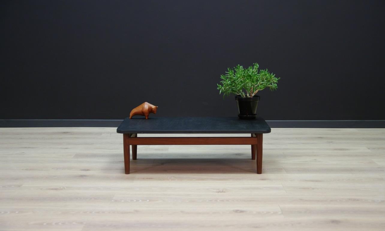 Coffee table from the 1960s-1970s, Scandinavian design, teak construction. Tabletop painted with black paint. Preserved in good condition (small dings and scratches), directly for use.

Dimensions: Height 25 cm, tabletop 82 cm x 50 cm.