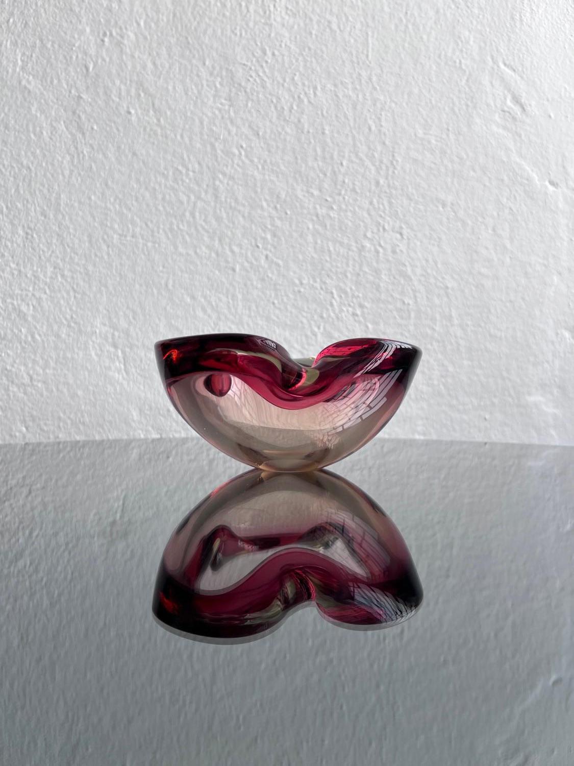 Murano Glass Bowl - Sommerso Glass Decorative

Charming vintage bowl in pink and clear “Sommerso” Murano glass, in the shape of a clover. The thick glass, skillfully handmade in Italy, has wonderful hues ranging from pink to dark red.

Well