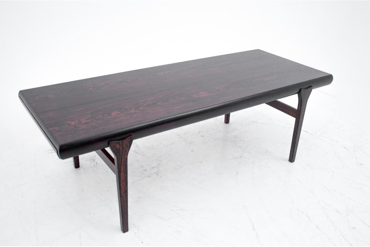 A table from the 1960s, manufactured in Denmark by Johannes Andersen. 

A table with a minimalist form will work perfectly in contemporary interiors. On one side, the table has a small, additional table top that can be pulled out. On the other side,