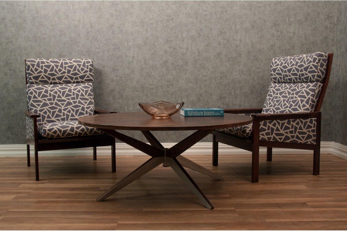 Coffee table on spreading legs, manufactured in Denmark in the 1960s. 

The table top is veneered with beautifully grained rosewood. Metal legs with an unconventional shape. 

The table has been renovated, the wood has been cleaned and finished with