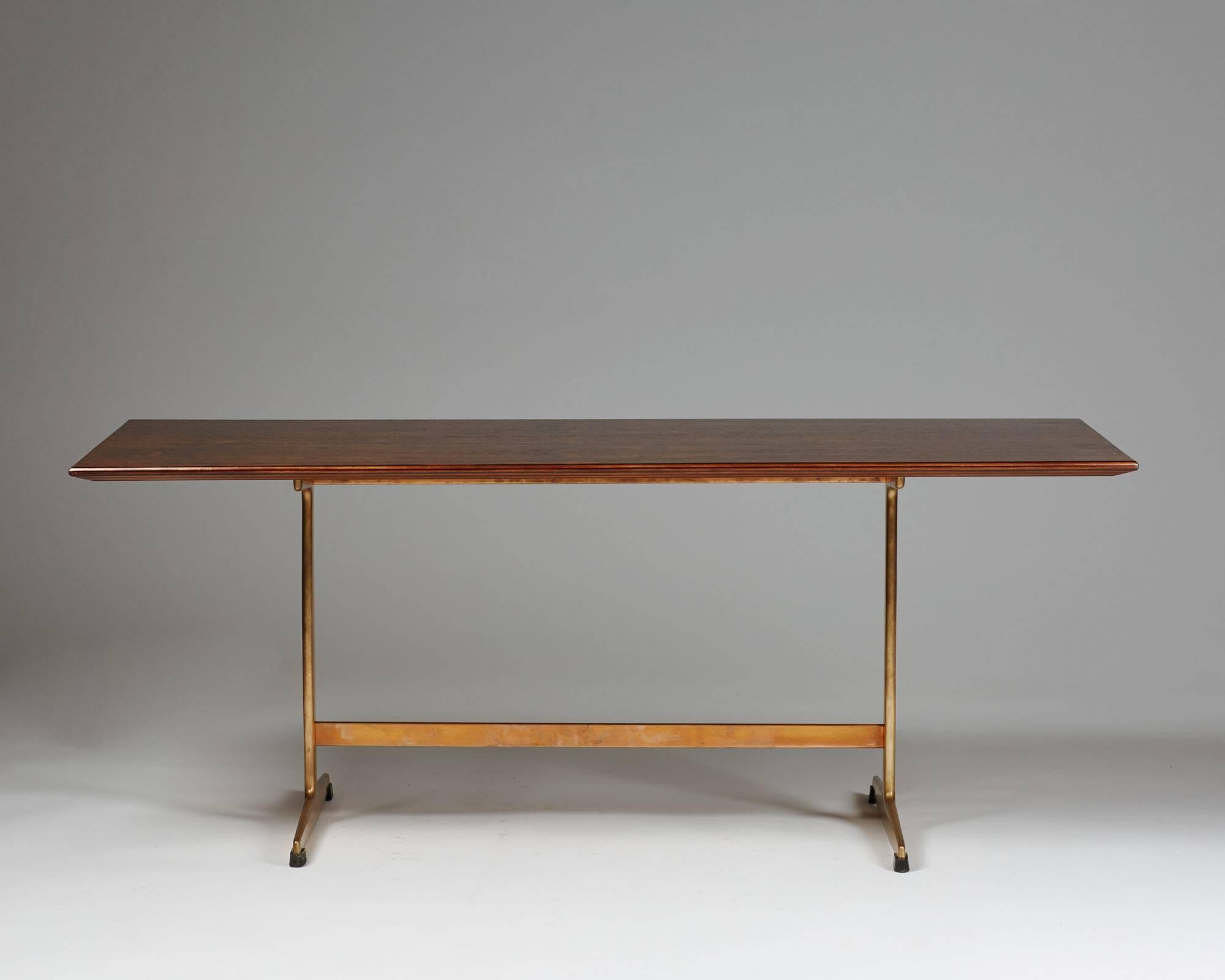 Coffee table designed by Arne Jacobsen for Fritz Hansen,
Denmark. 1950s.

Rare bronze version.

Bronze and rosewood.

H: 47 cm/ 18 1/2''
L: 120 cm/ 47 1/4''
D: 55 cm/ 21 1/2''