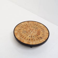 Table basse conçue par le designer français Roger Capron