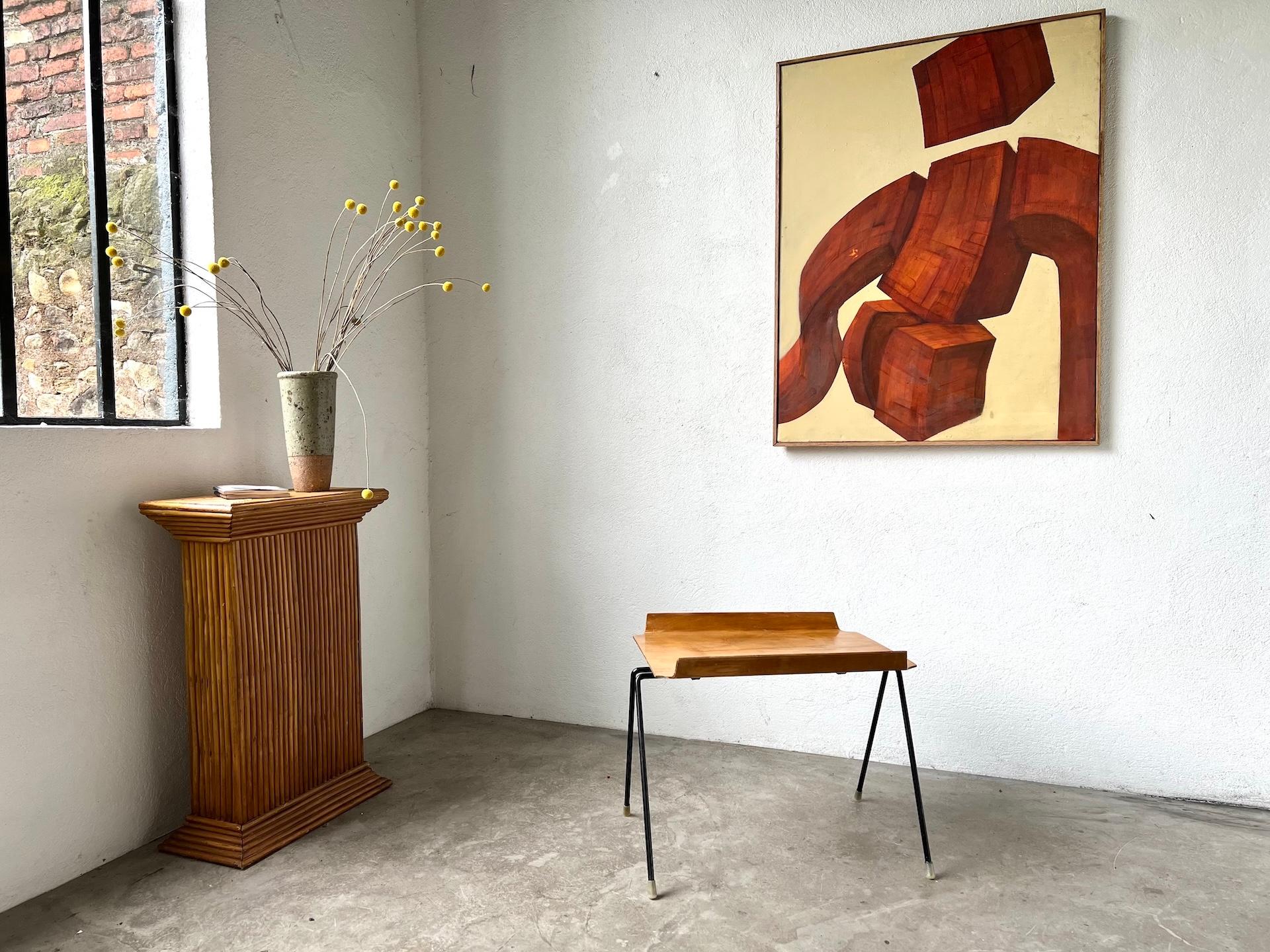 Maison Lecan presenta esta icónica mesa de centro diseñada por Hans Bellmann en la década de 1950.

La encimera de contrachapado moldeado con chapa de abedul destaca por sus bordes elevados y esquinas recortadas, dando a la pieza una silueta gráfica