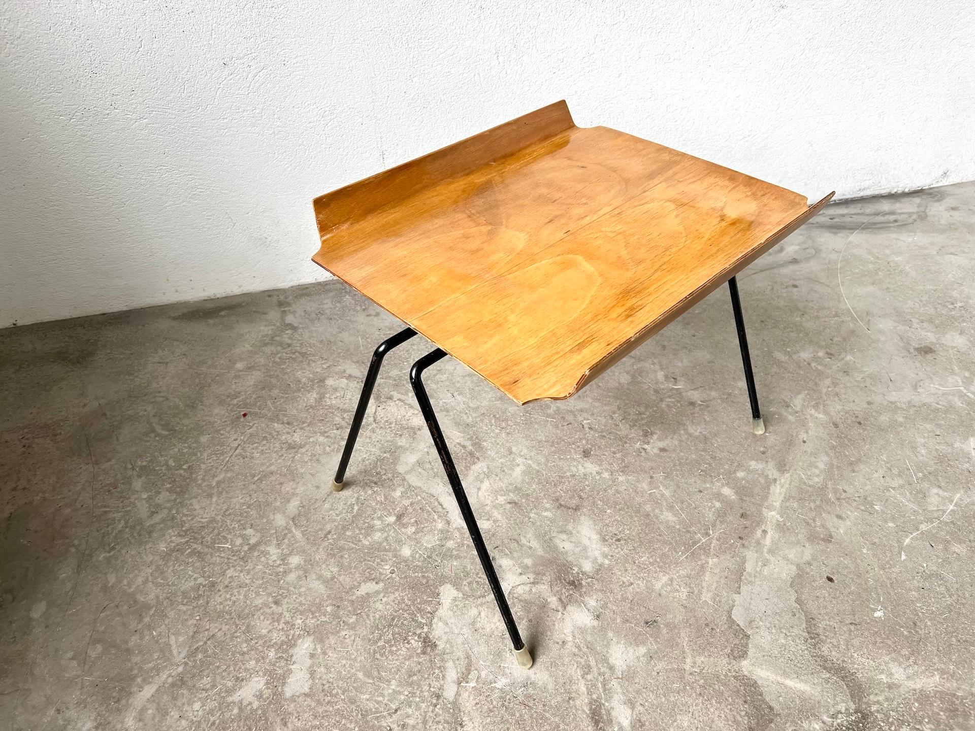 Mesa de centro diseñada por Hans Bellmann en los años 50 mediados del siglo XX en venta
