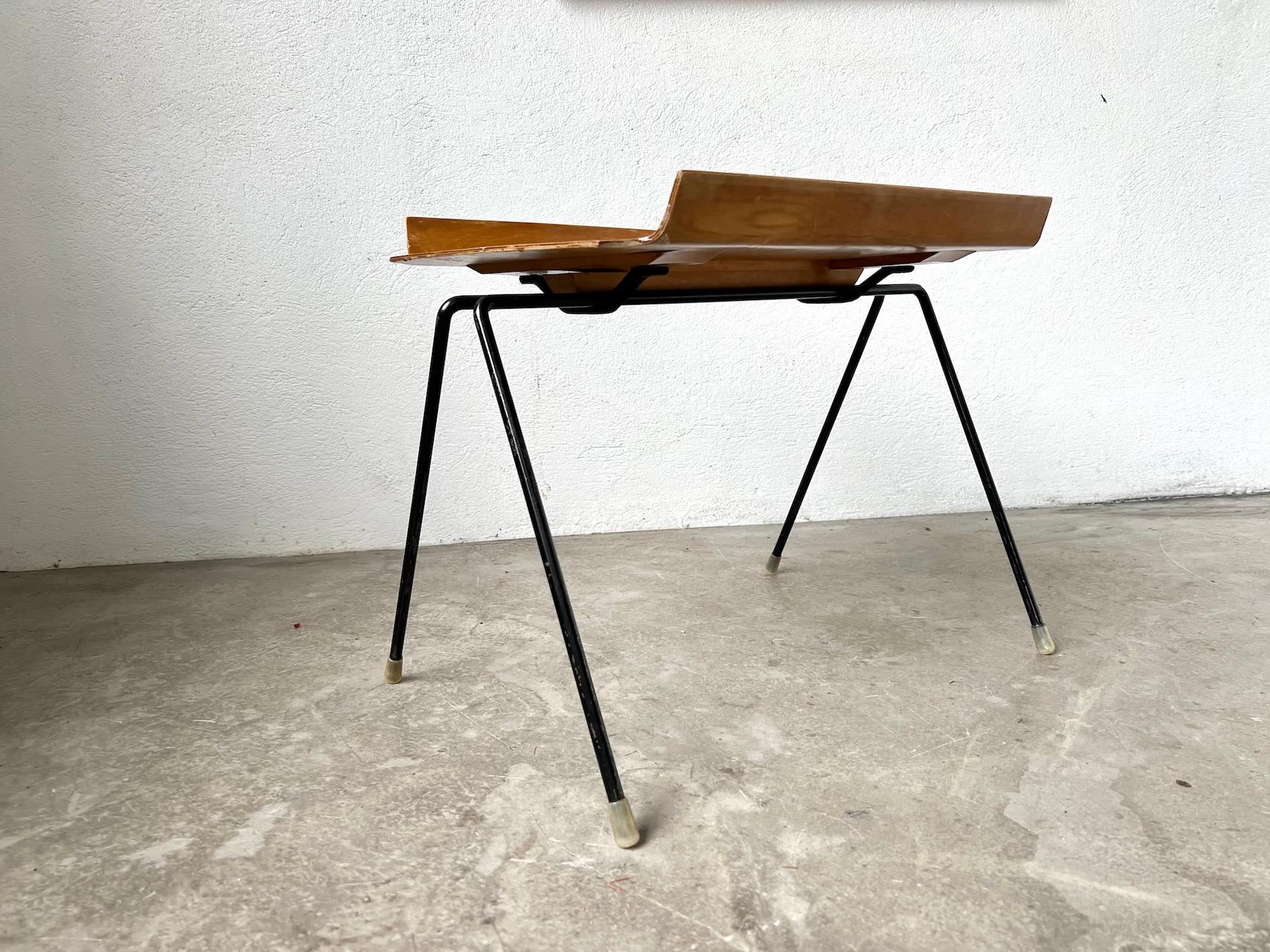 Mesa de centro diseñada por Hans Bellmann en los años 50 Madera contrachapada en venta