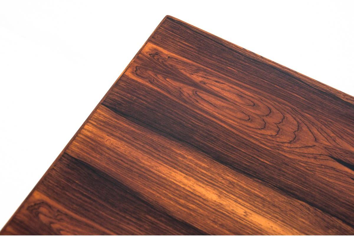 Questo elegante tavolino è stato progettato dal famoso designer danese Johannes Andersen e prodotto in Danimarca negli anni Sessanta. Realizzato in lussuoso legno di palissandro, il tavolo mostra la miscela di forme organiche e funzionalità