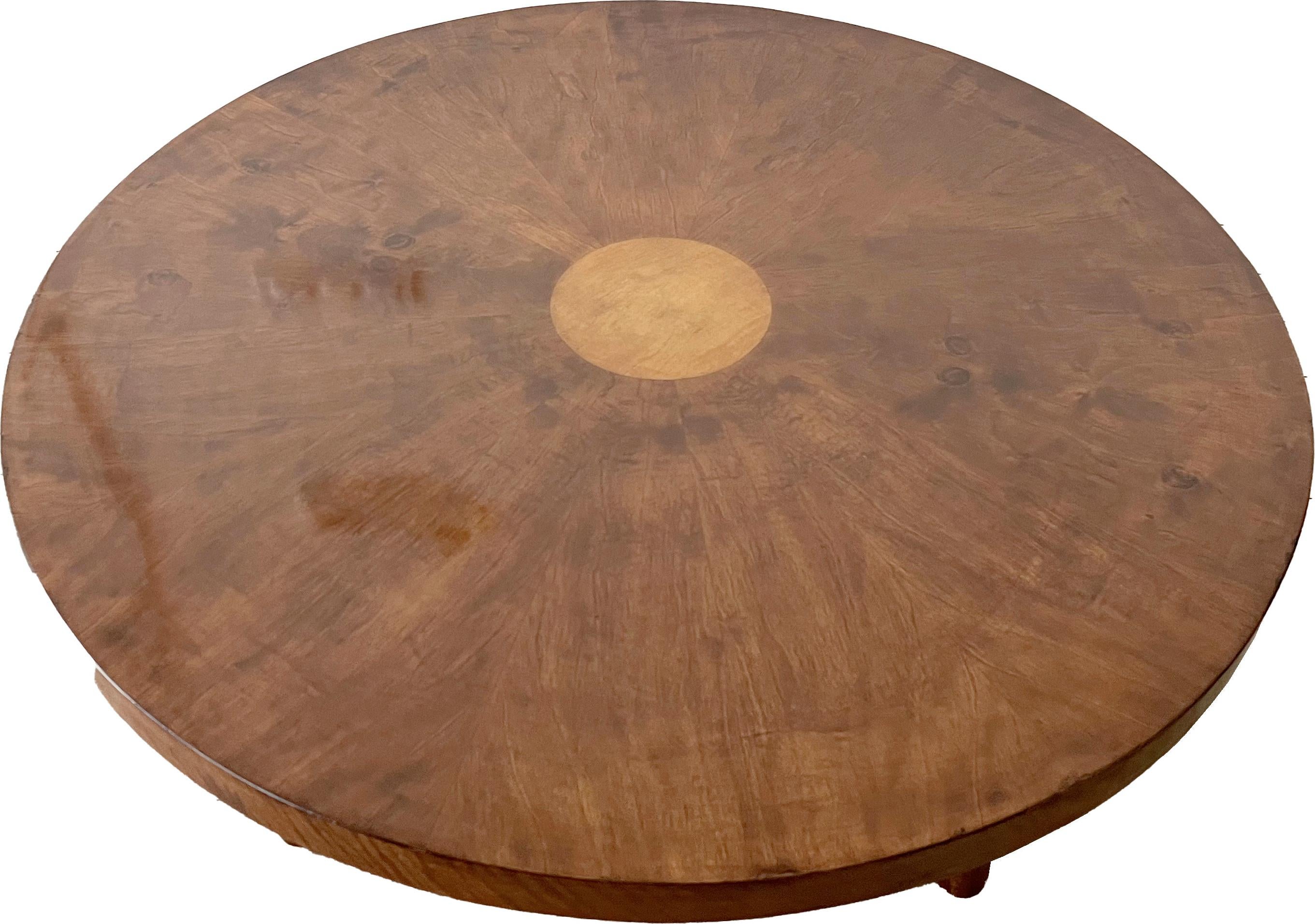 Pieza catalogada en el archivo del diseñador, se desconoce la existencia de otras unidades en el mercado, pieza ultra rara.  

La mesa de centro de madera maciza de Jordi Vilanova es un mueble único y especial. La combinación de dos tonos de madera