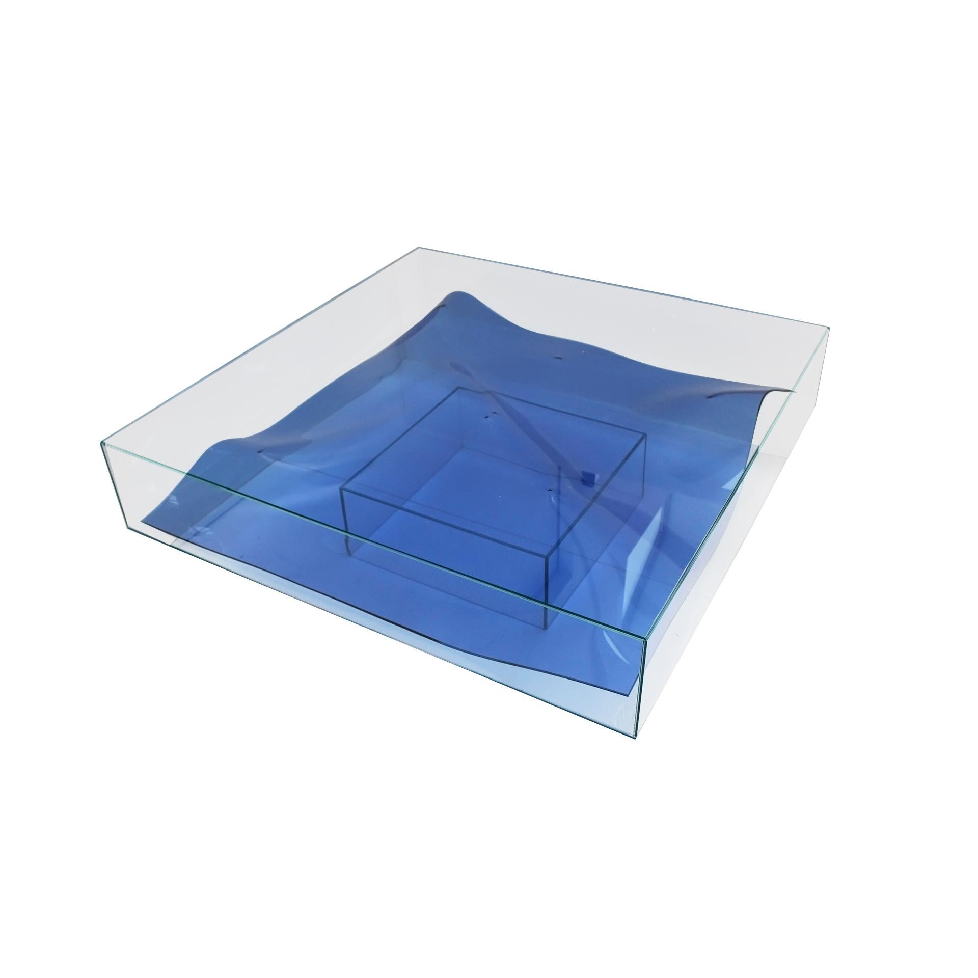 italien Table basse conçue par L.A. Studio avec verre de Murano bleu à l'intérieur en vente