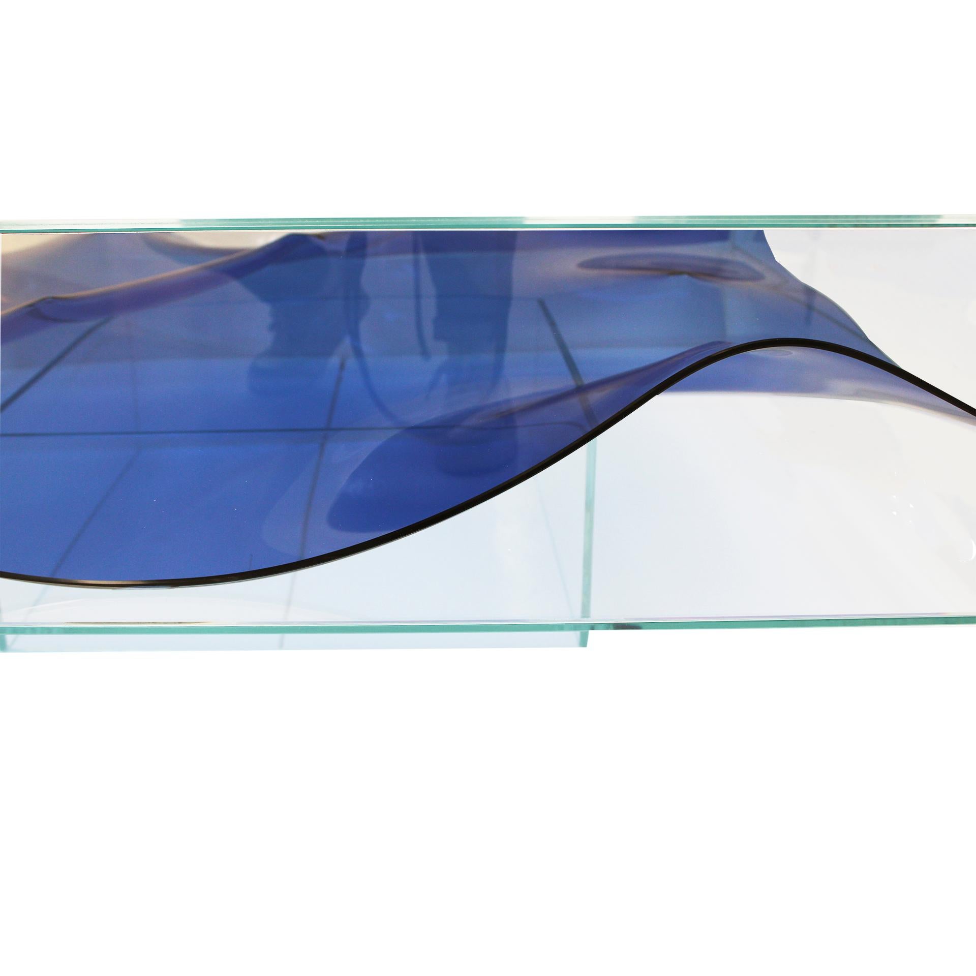 Cristal Table basse conçue par L.A. Studio avec verre de Murano bleu à l'intérieur en vente