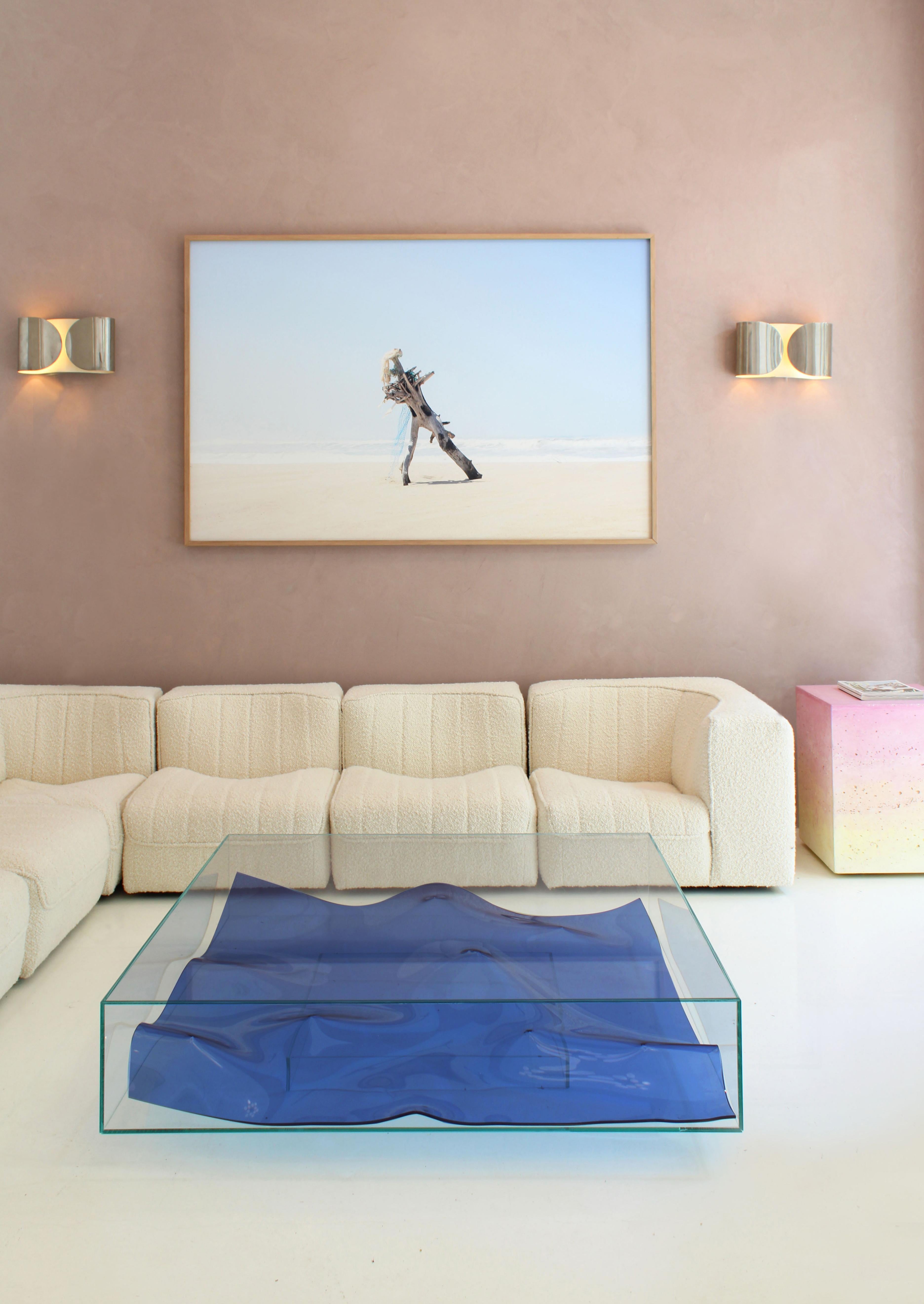 Table basse conçue par L.A. Studio avec verre de Murano bleu à l'intérieur en vente 1