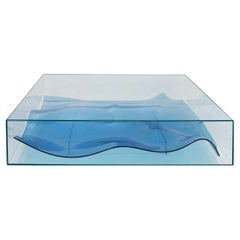 Table basse conçue par L.A. Studio avec verre de Murano bleu à l'intérieur