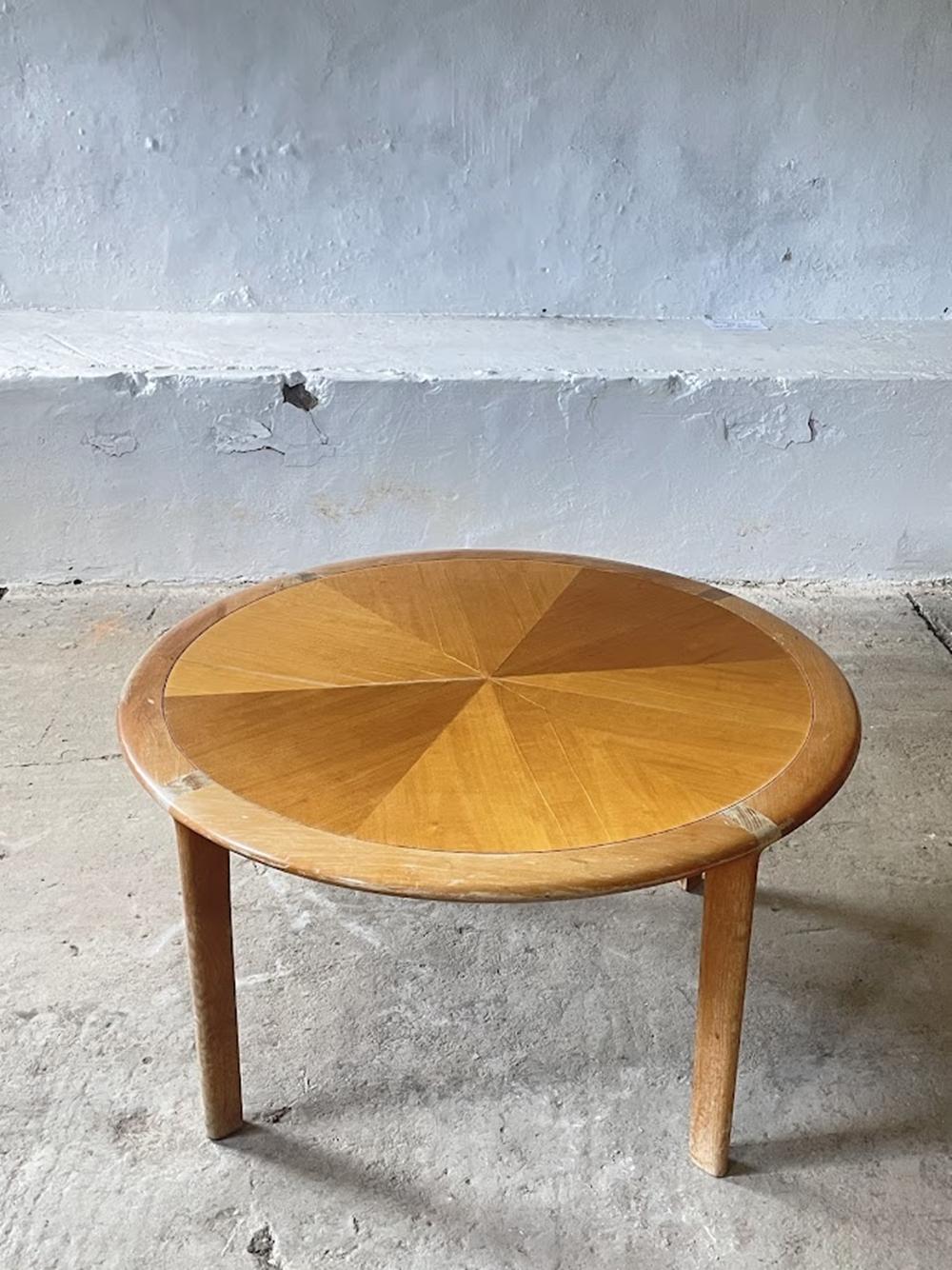 Vintage Couchtisch aus Kirschholz, entworfen von Wilhelm Knoll im Jahr 1976. Mit einem Durchmesser von 95 cm und einer Höhe von 50 cm eignet sich der Tisch ideal für Wohnzimmer, Couchecken oder auch Büros. Seine klassische runde Form wird durch ein