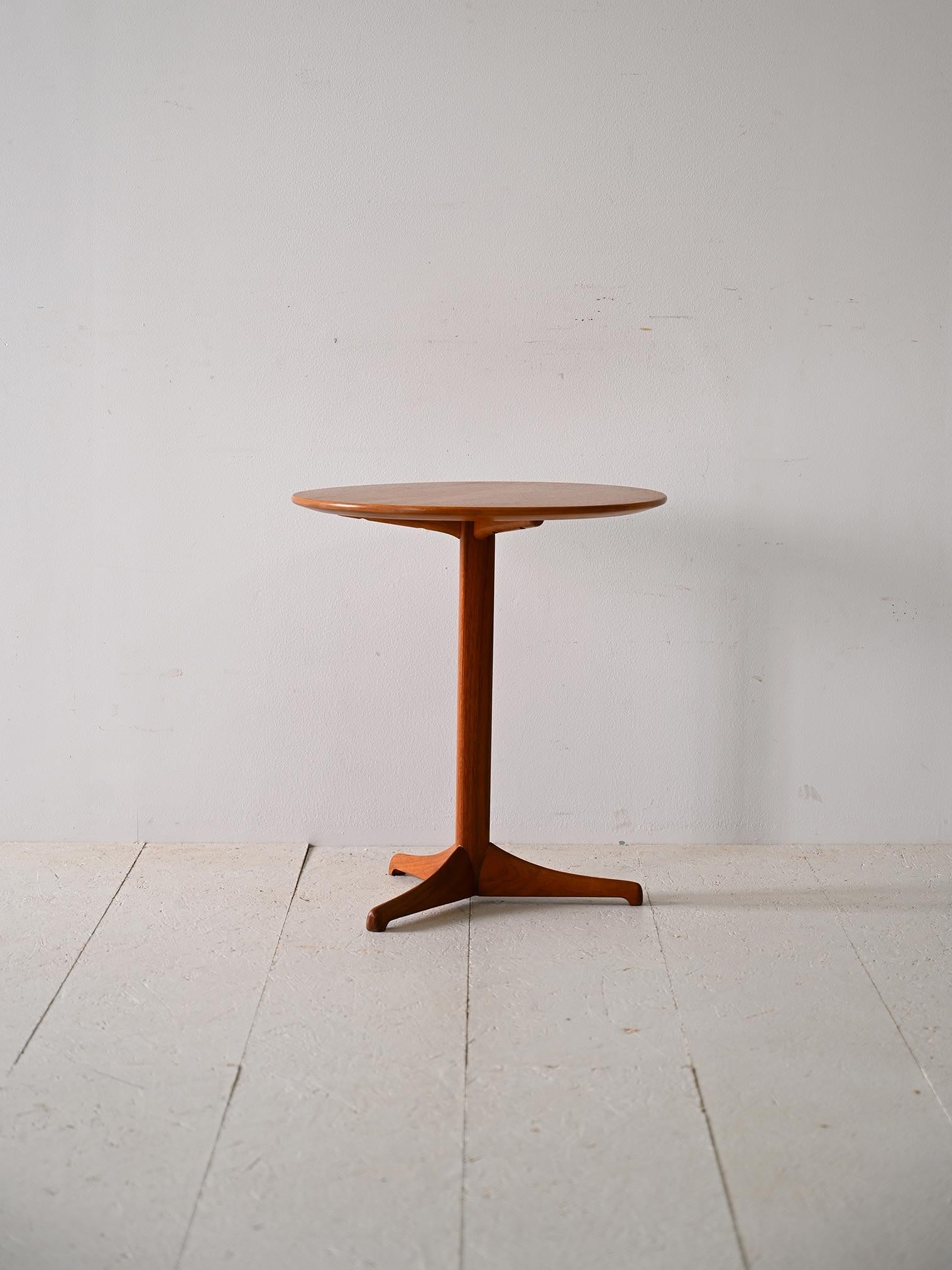 Runder Tisch aus skandinavischem Teakholz aus den 1950er Jahren.

Dieser Teakholztisch ist ein schönes Beispiel für skandinavisches Design mit seinen minimalen, klaren Linien, die typisch für die 1960er Jahre sind.

Entworfen von Kerstin
