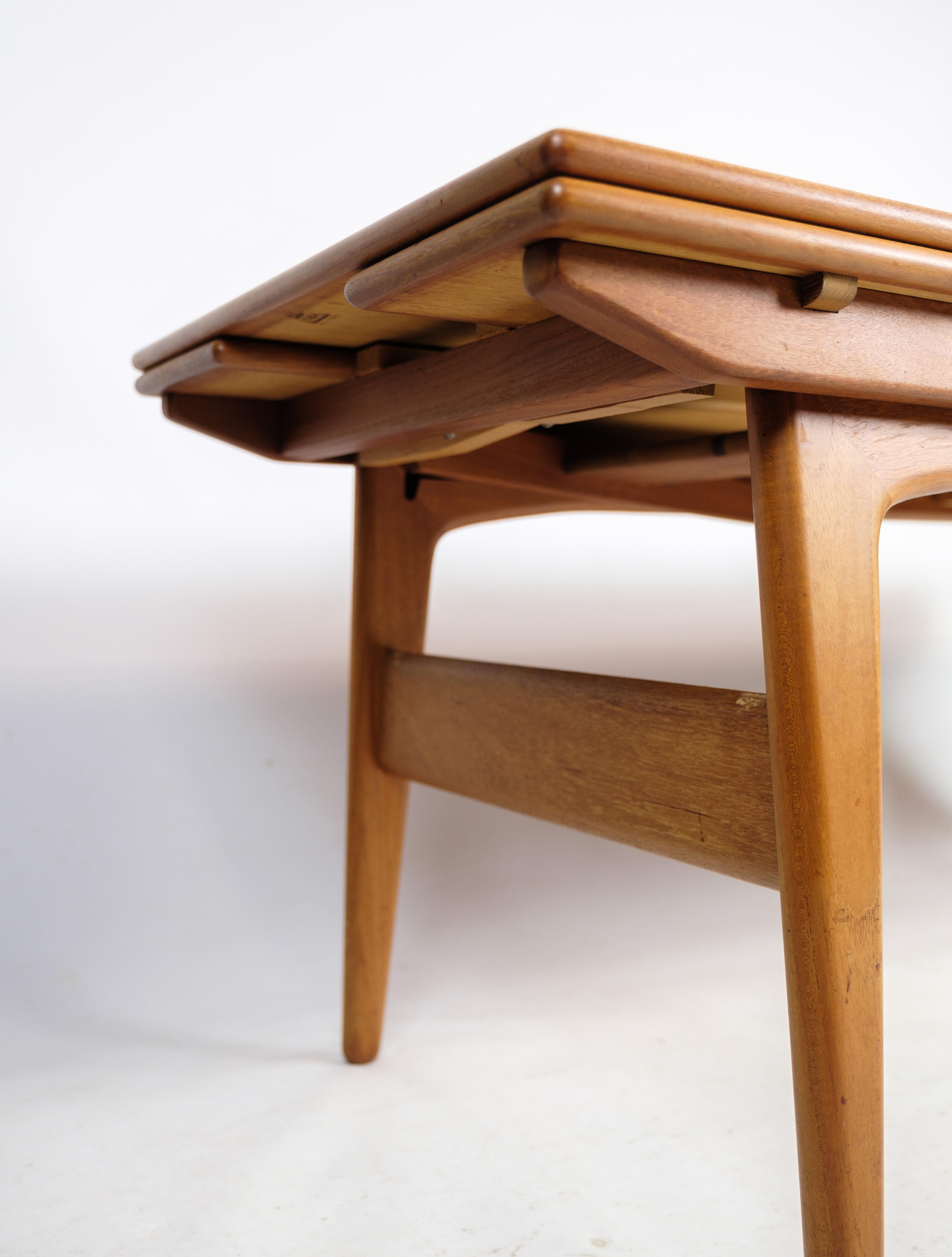 Coffee table / dining table in teak wood, often called a Copenhagen table, made by a Danish furniture manufacturer from around the 1960s.