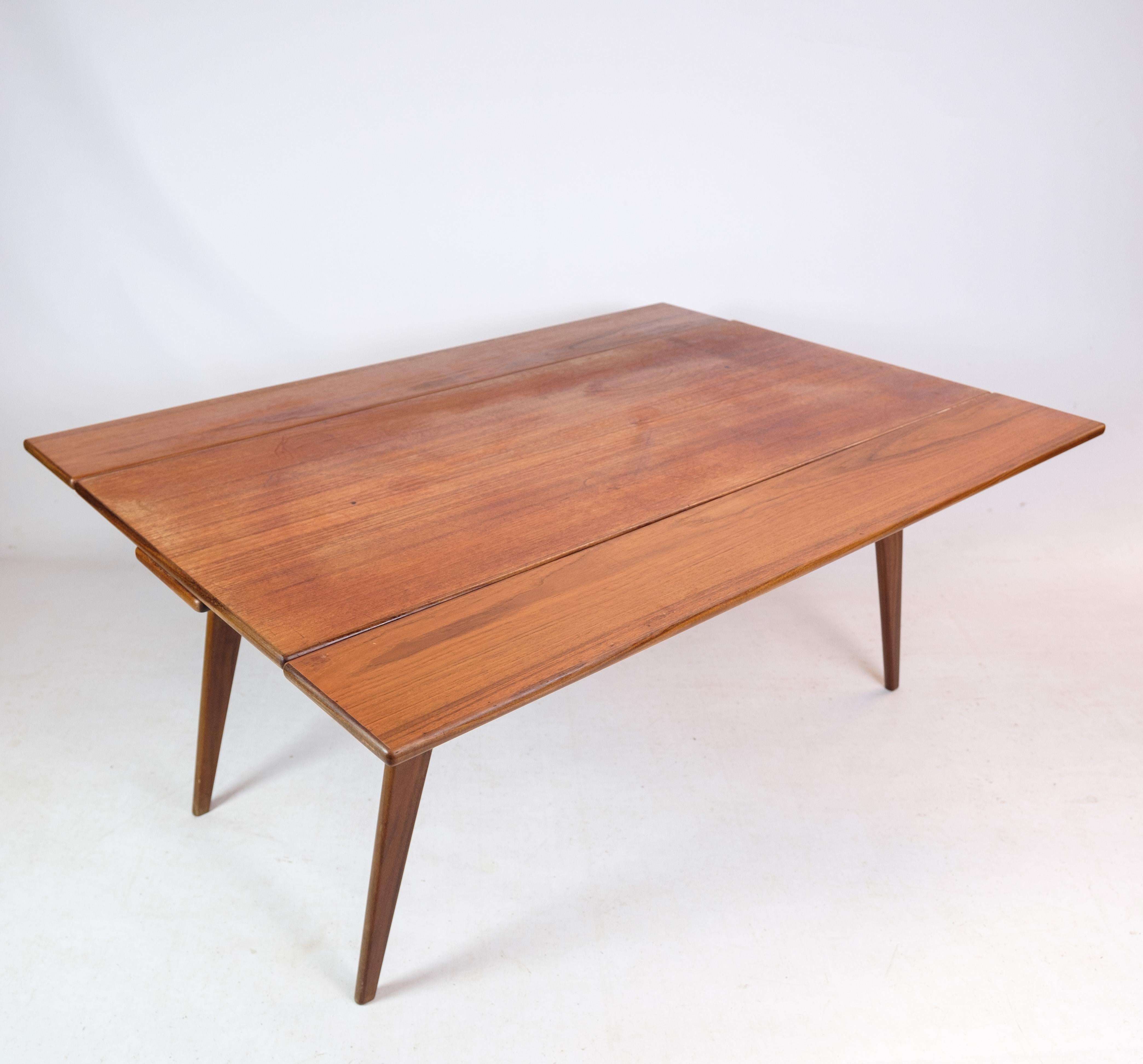 Coffee table / dining table in teak wood, often called a Copenhagen table, made by a Danish furniture manufacturer from around the 1960s.

This product will be inspected thoroughly at our professional workshop by our educated employees, who assure