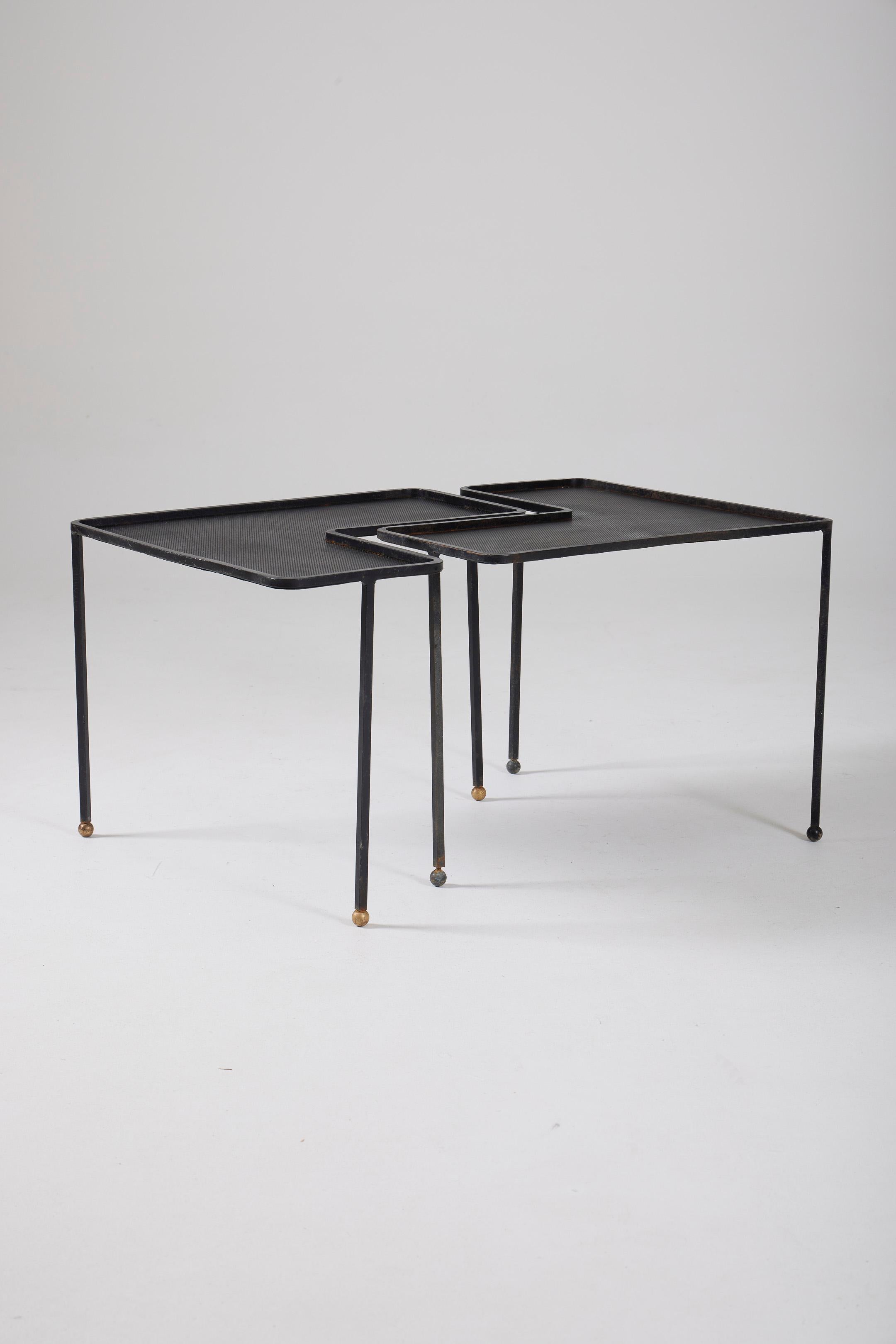 Satz von 2 Tischen Modell 'Domino' des französischen Designers Mathieu Matégot (1910-2001) in den 1950er Jahren (1953). Diese Tische haben eine schwarze, gelochte Metallplatte und ein schwarz lackiertes Metallrohrgestell. Guter Zustand.
DV570