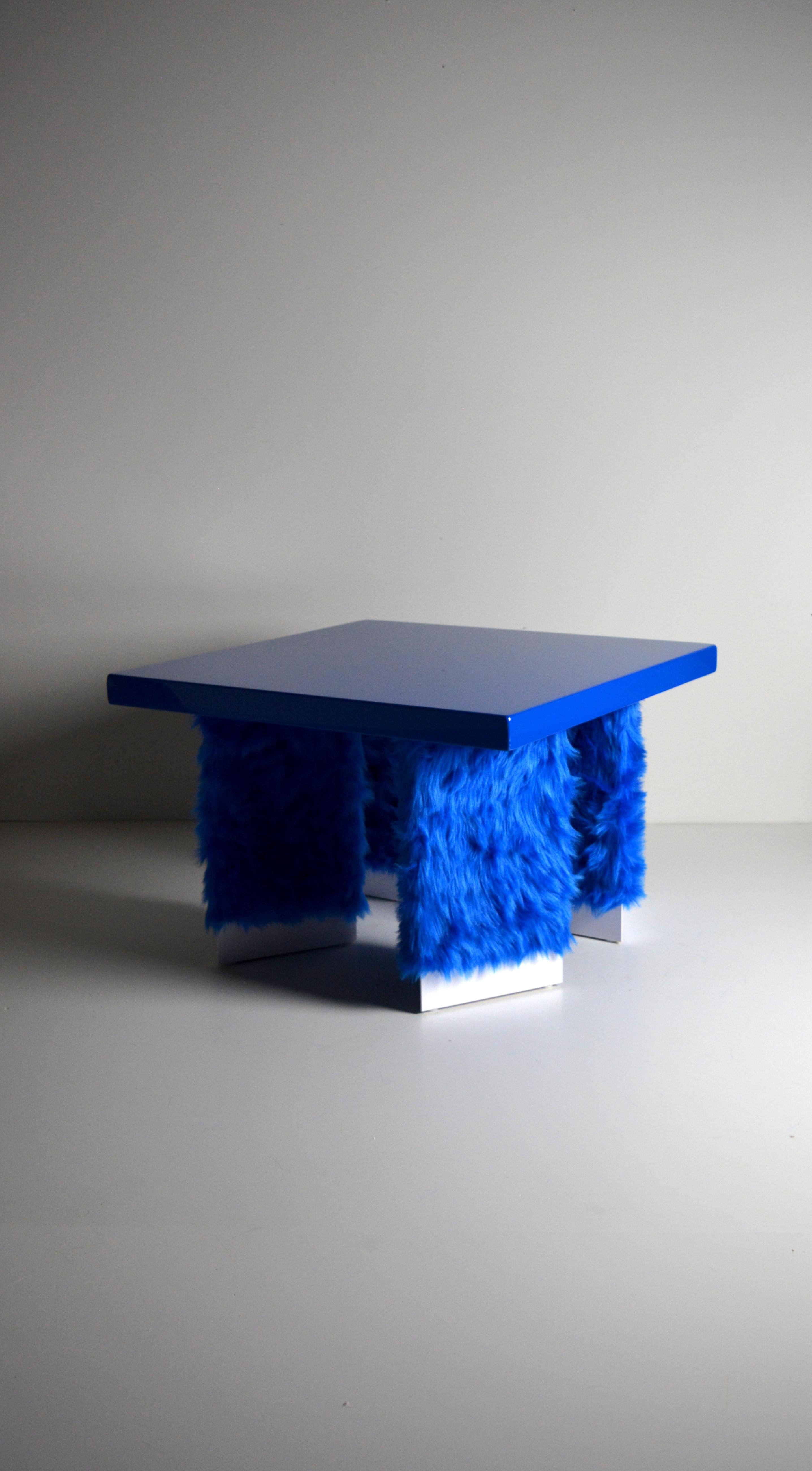 Modern coffee table Eccentrico, 1/4 Studio Greca contemporary blue fur lacquered wood For Sale