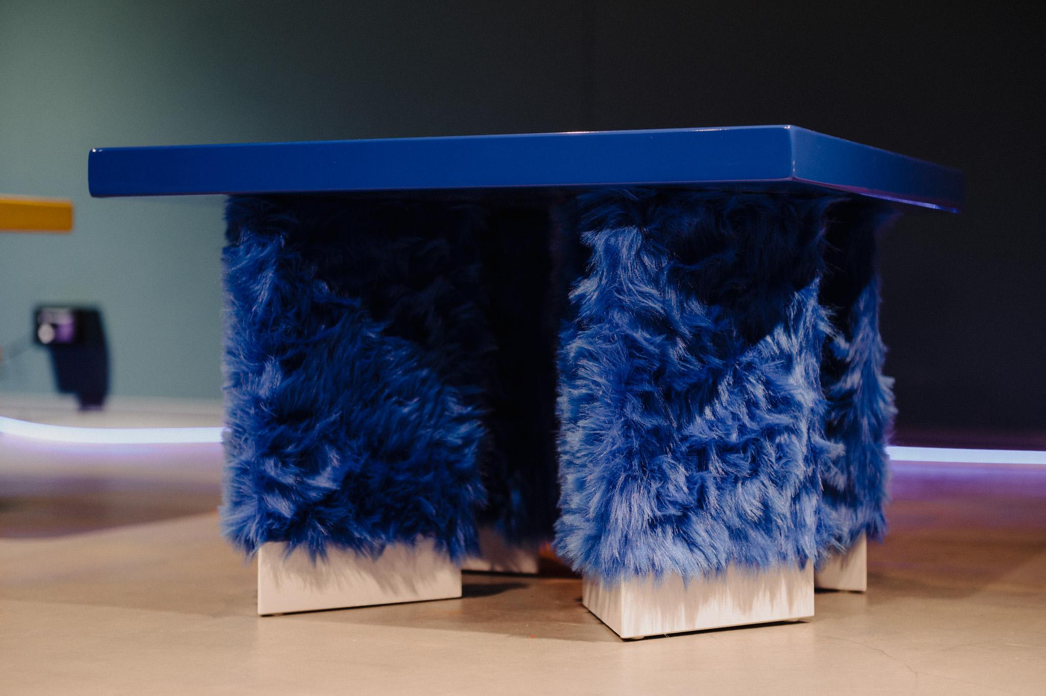 Fur coffee table Eccentrico, 1/4 Studio Greca contemporary blue fur lacquered wood For Sale