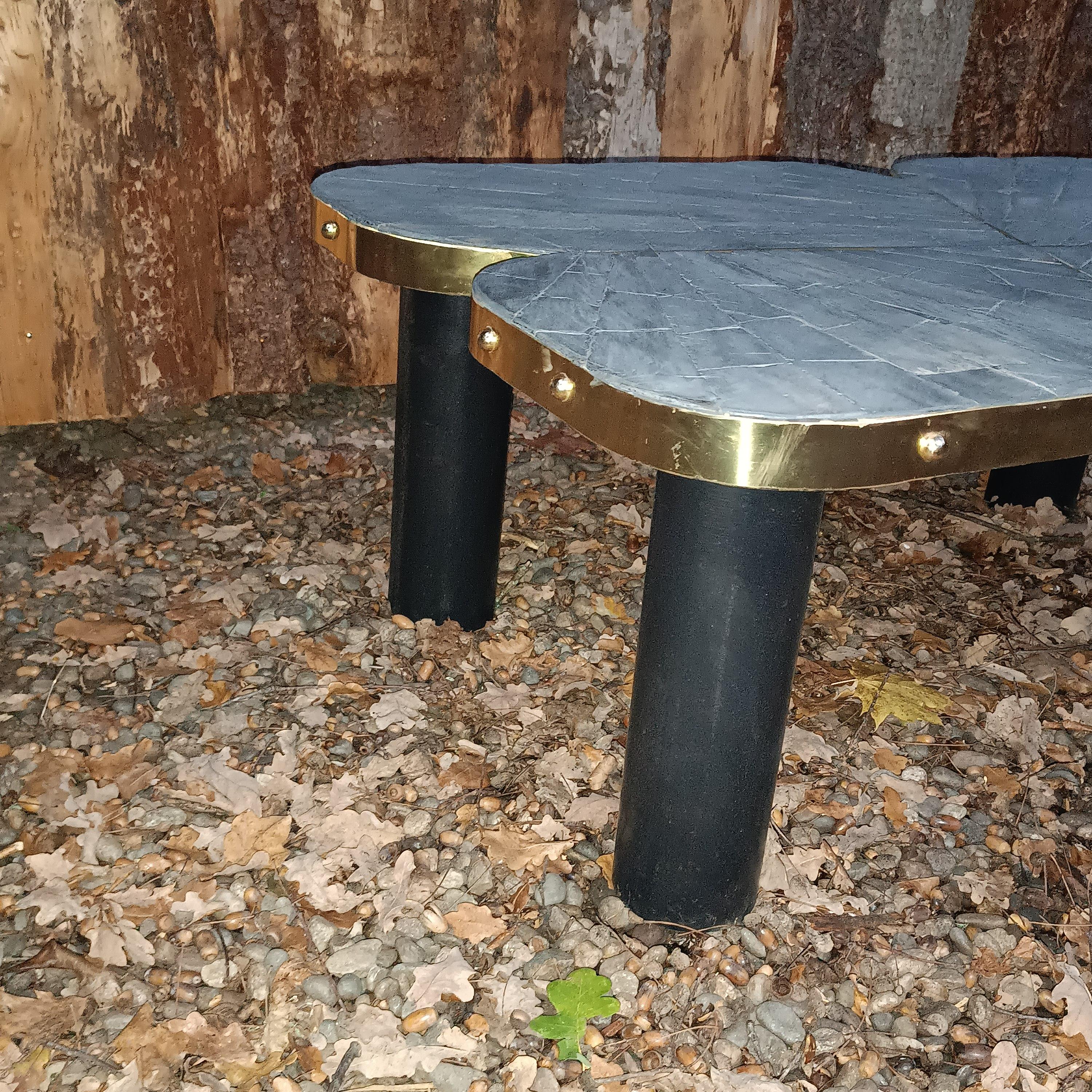 Table basse de forme libre en marqueterie d'ardoises cloisonnées, avec 4 pieds tubulaires en acier noirci.
Pièce unique.