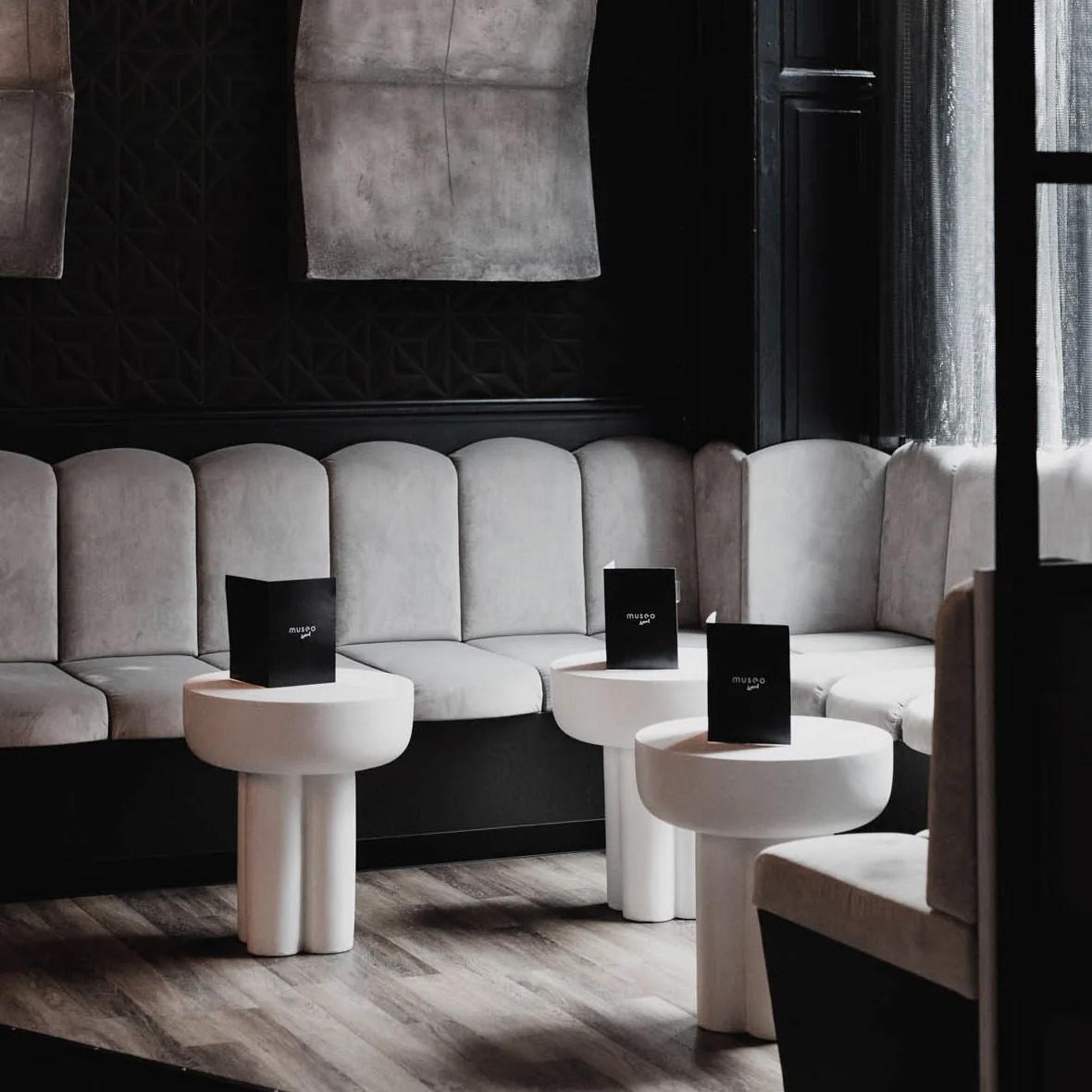 Moderne Table basse, bout de canapé en aluminium, modèle Crown, haute, Contemporary Work. en vente