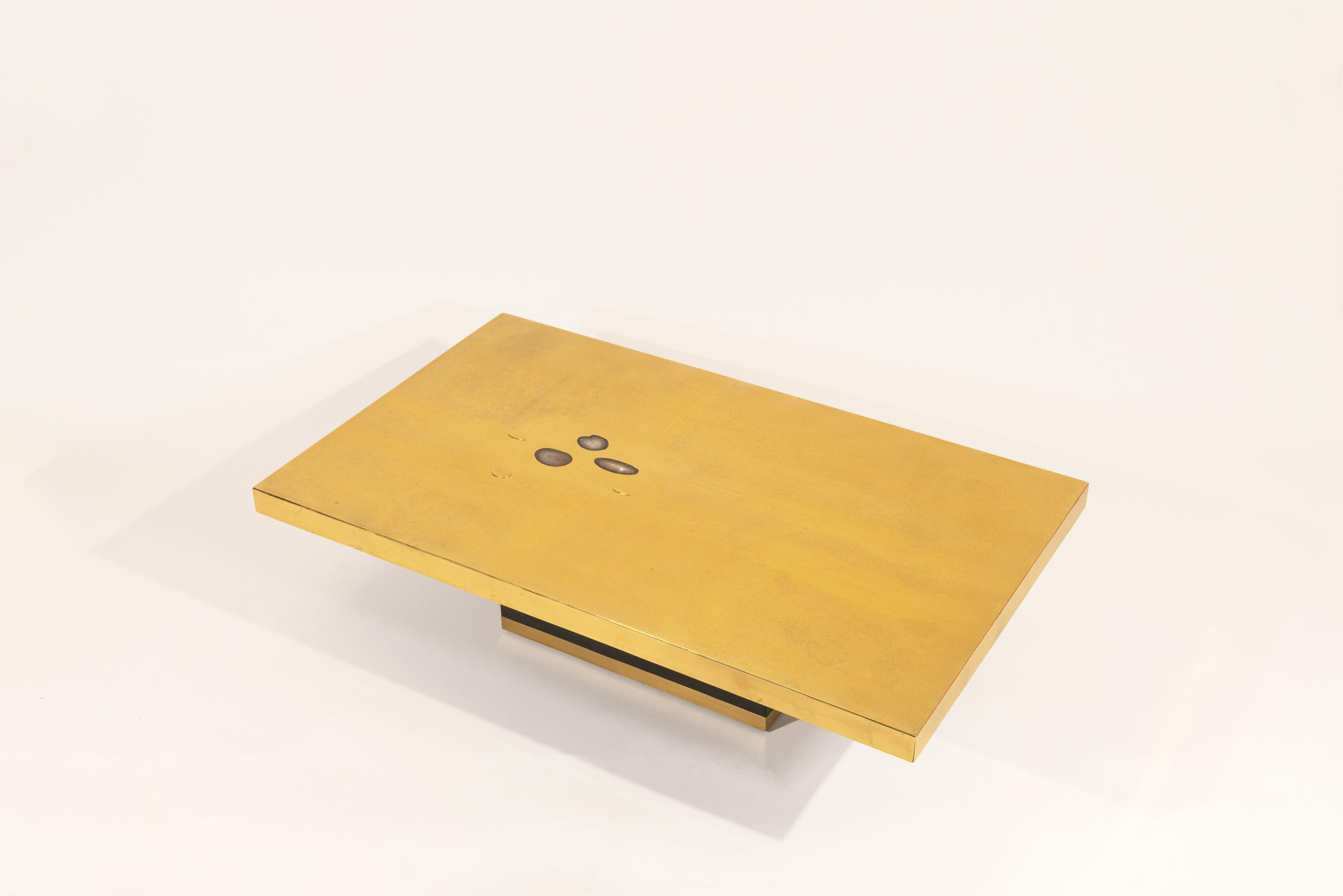 Coffee Table Etched Brass Inlaid 3 Agates by Lova Creation In Excellent Condition For Sale In Brussels, BE