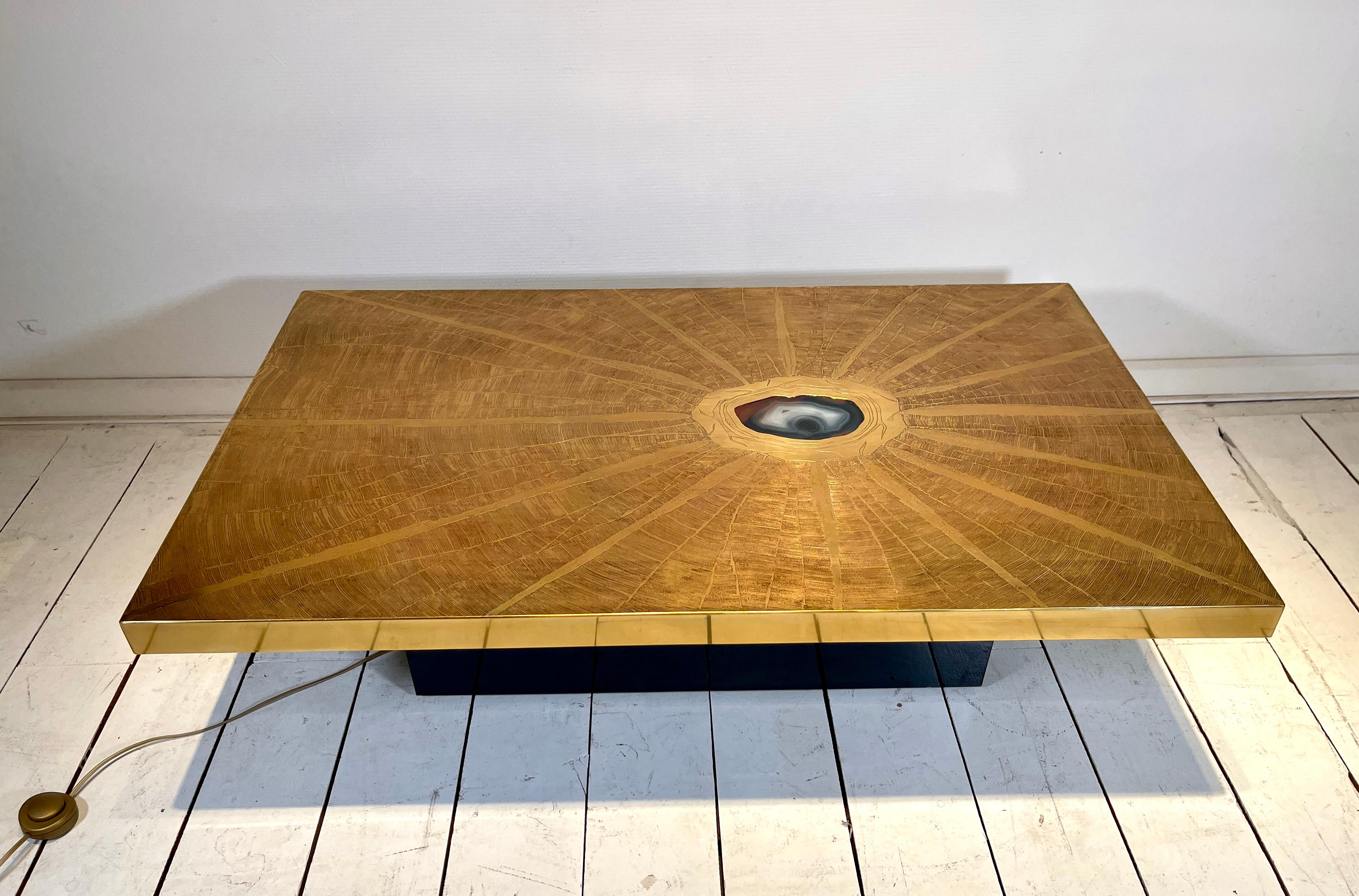 Coffee table etched brass inlaid agate by Lova Creation in perfect condition.  An iconic motif of spider web with an off-center agate.
From the same school of Georges Mathias, Willy Daro, and many others. This coffee table is included with a