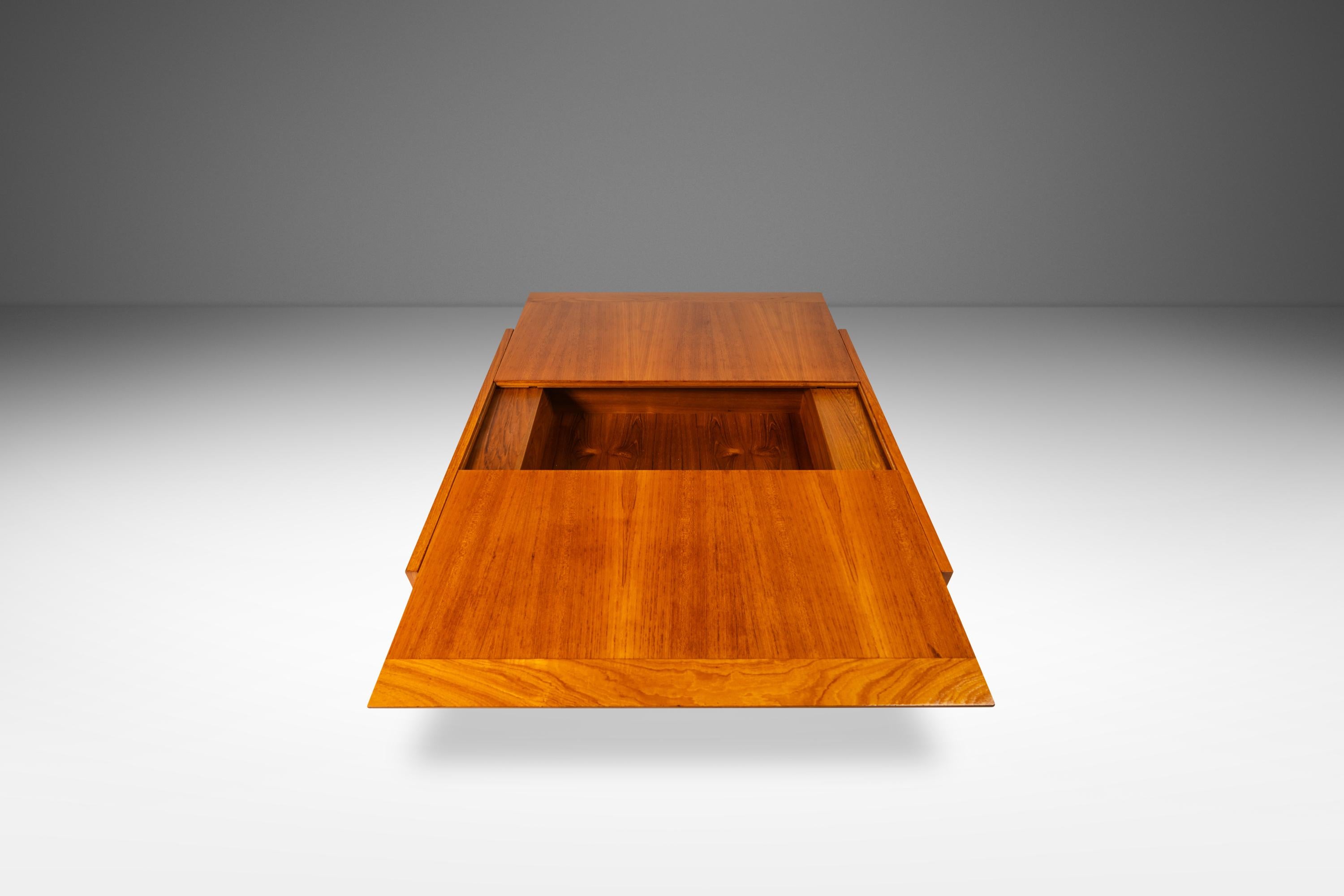 Coffee Table, Expanding Table Top, Stroage Space After Johannes Andersen, 1970's In Good Condition For Sale In Deland, FL