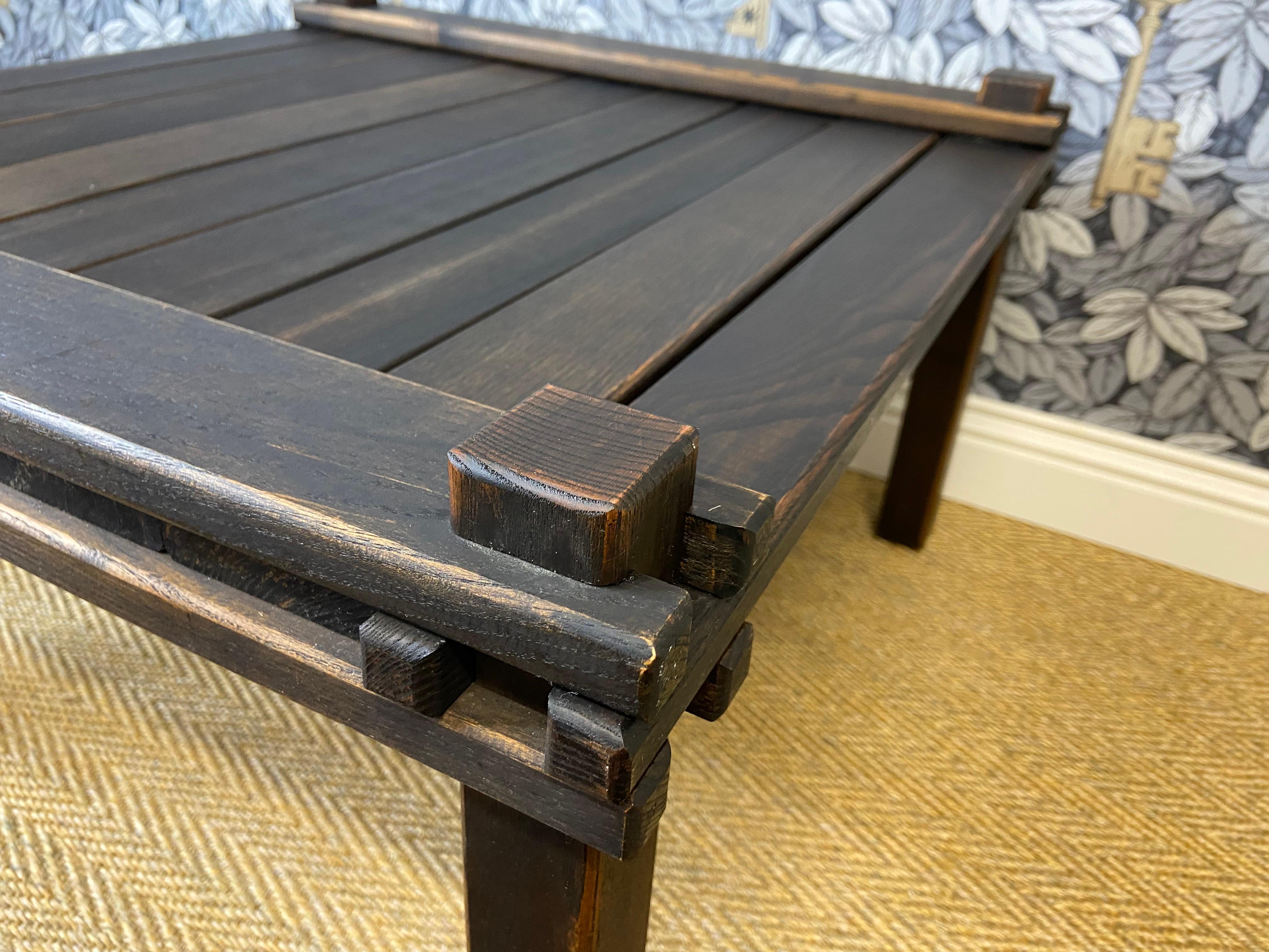 Su refinada funcionalidad y su ingeniosa artesanía hacen de esta mesa de centro un icono sobresaliente e inconfundible del diseño moderno de mediados de siglo. ¡Sin pretensiones, sencillo y a la vez refinado!

El diseñador Gerd Lange se adelantó
