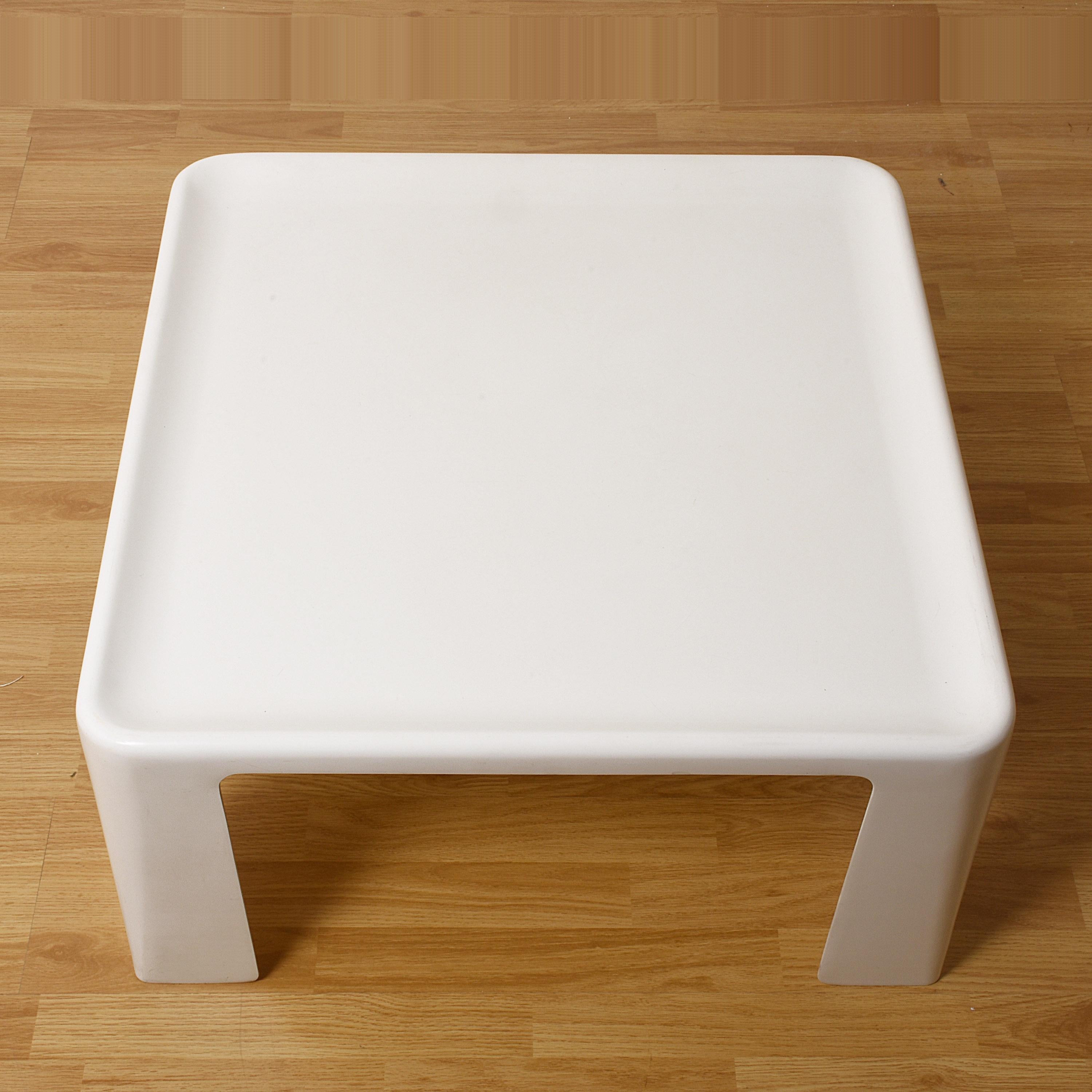 This side table or coffee table is made of fiberglass (Fiberlite) in white. It is square with an indented tabletop. It was designed by Mario Bellini for C&B Italia in the 1960s.