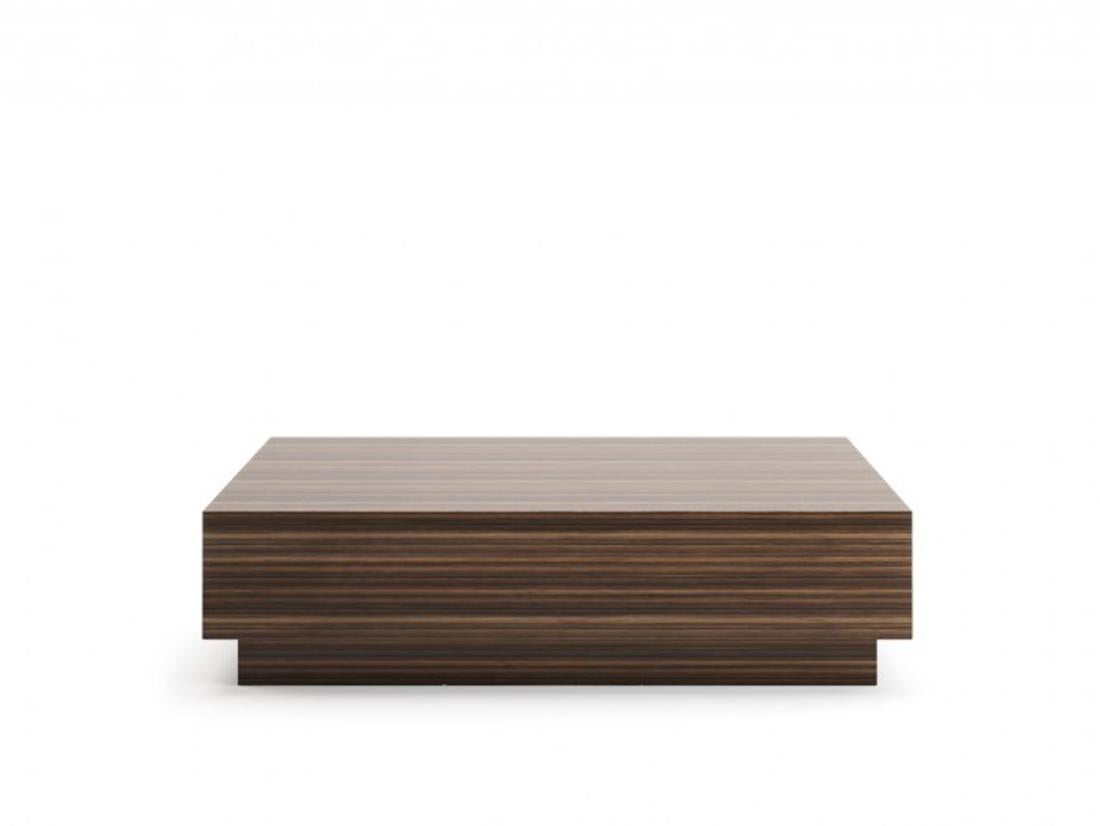 Table basse
Table centrale carrée (1 tiroir)
Placage de bois de fer rayé
Mesures : L 110 cm, P 110 cm, H 30 cm
Délai de production : 6 semaines.