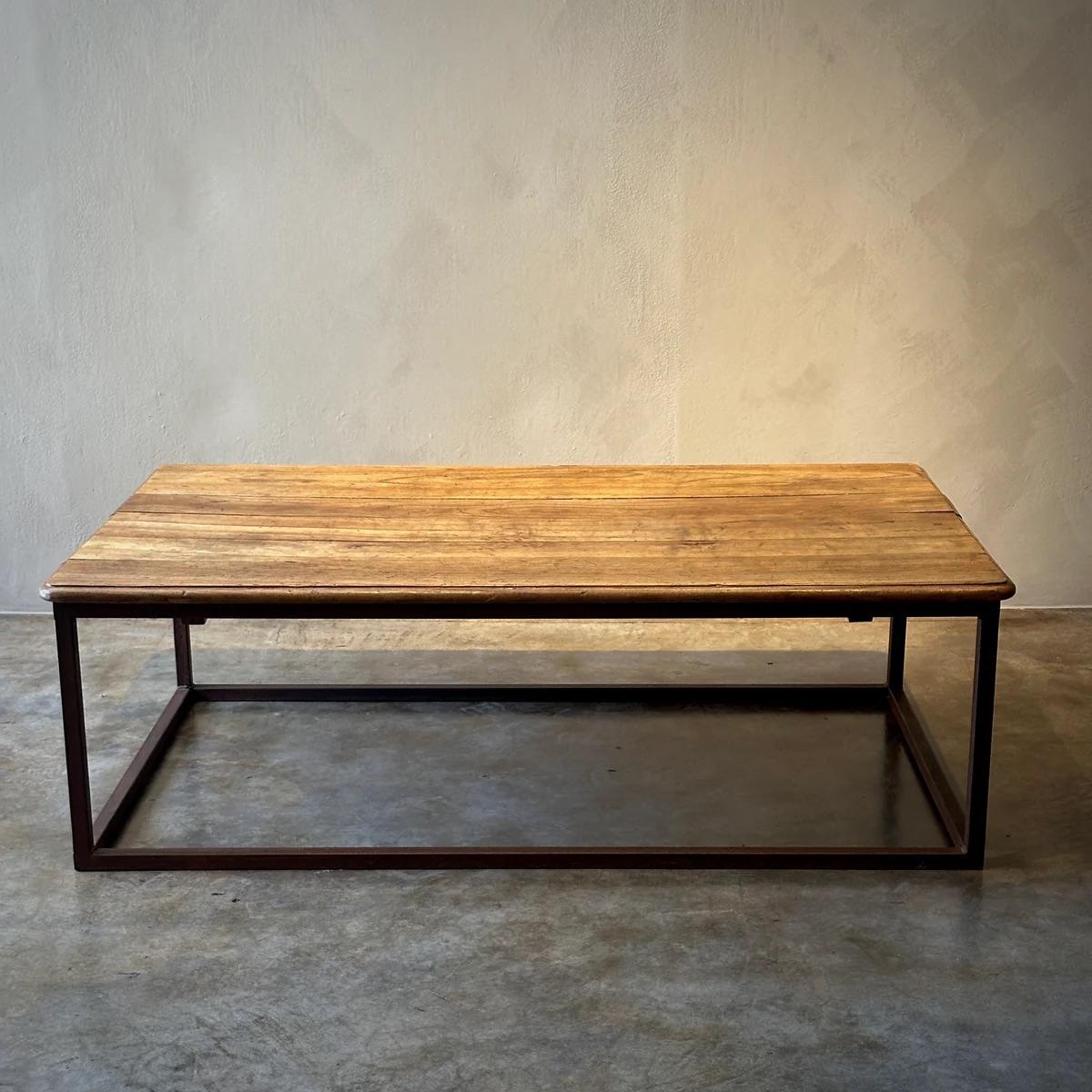 Cette table basse belge allie harmonieusement le charme de l'ancien et l'utilité du moderne. Le plateau en bois richement texturé, posé sur une base en fer plus tardive, ajoute une touche robuste et industrielle à la pièce.

Belgique, vers