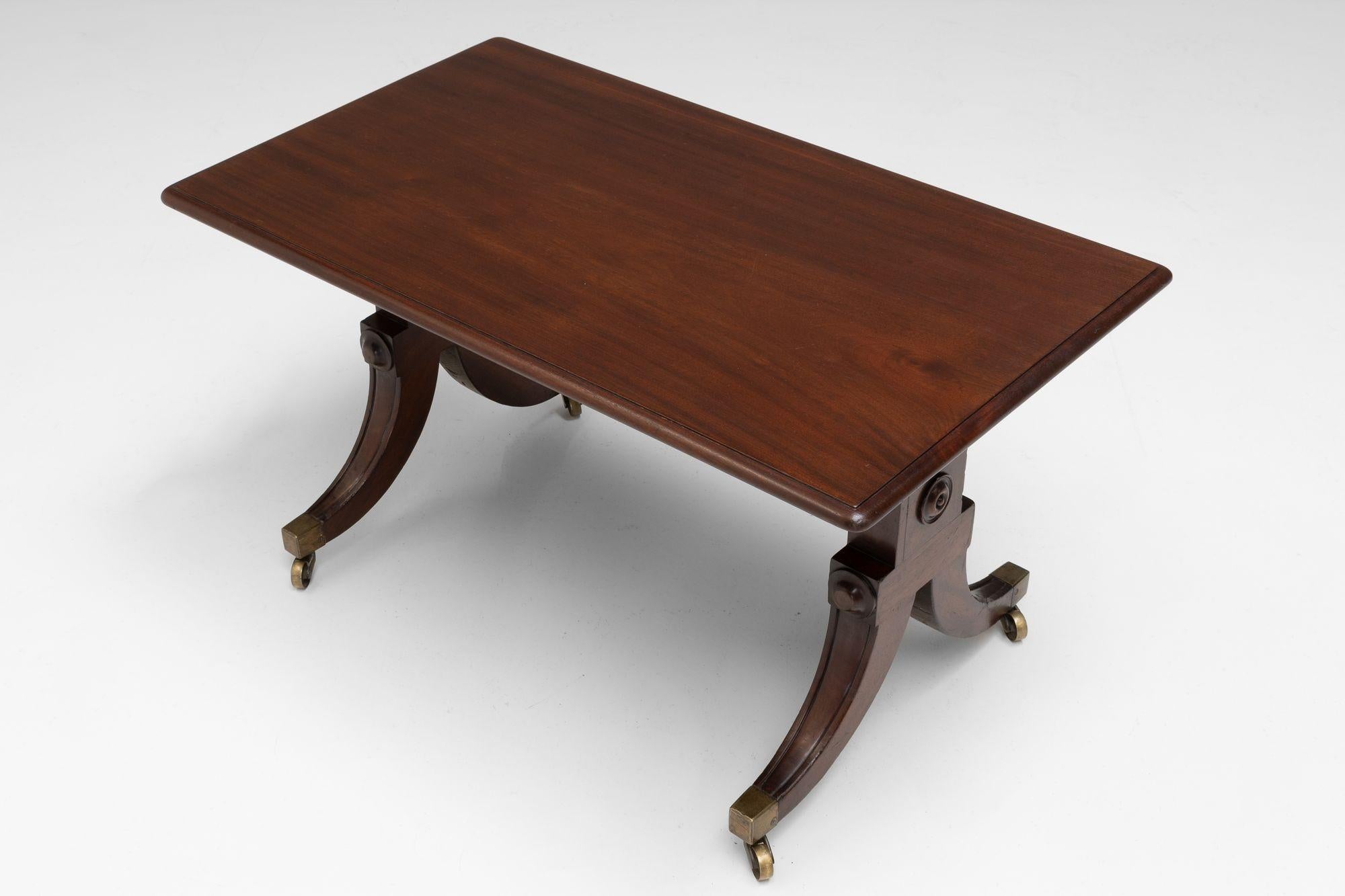 Mahogany coffee table on splay legs and brass casters. Circa 1830 ( Diminished height )
H 43cm x W 79cm x D 46cm