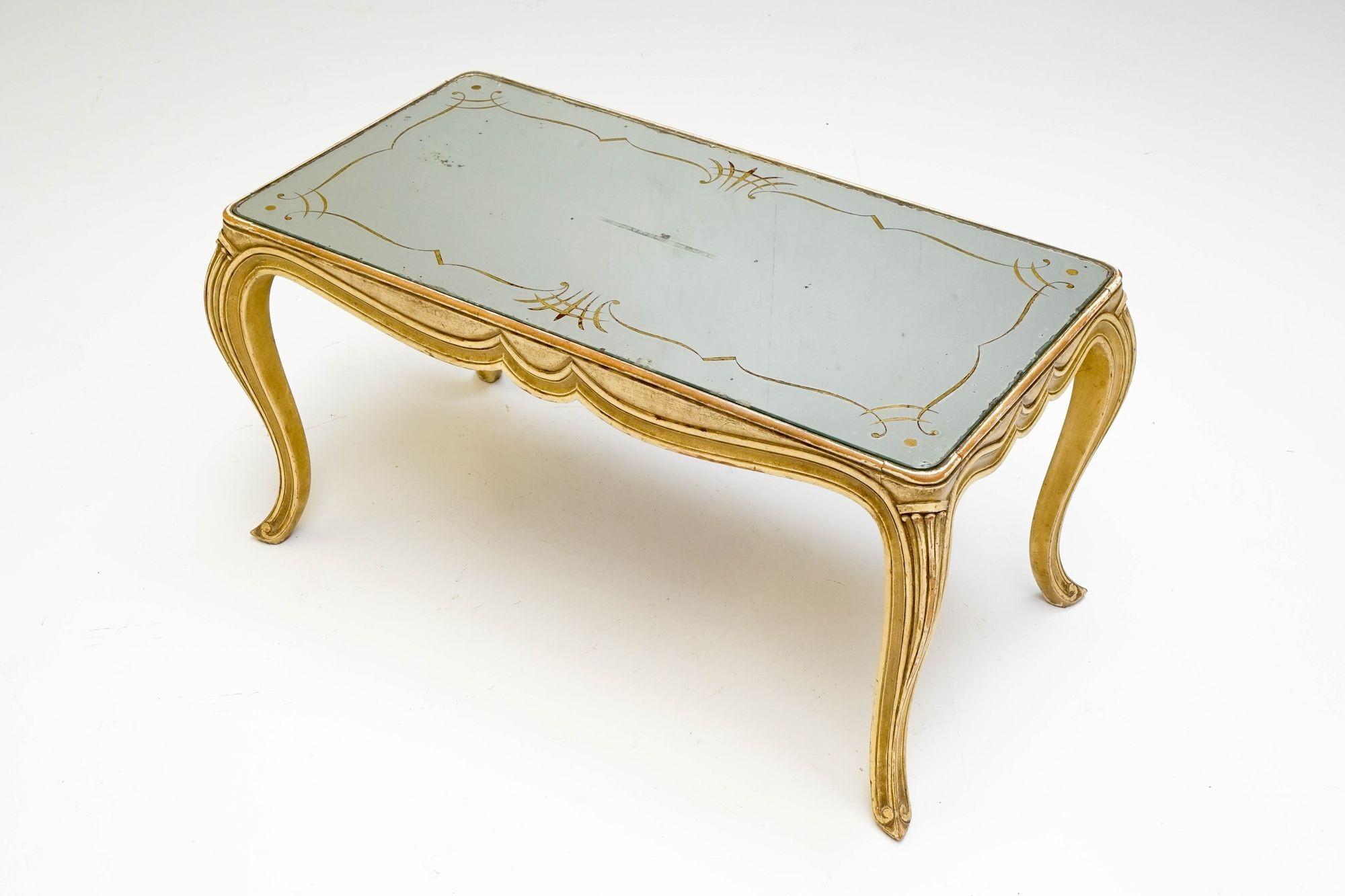 Table basse peinte en crème sur pieds cabriole avec plateau en verre miroir d'origine.

France Circa 1930

H 43cm x L 85cm x P 45cm