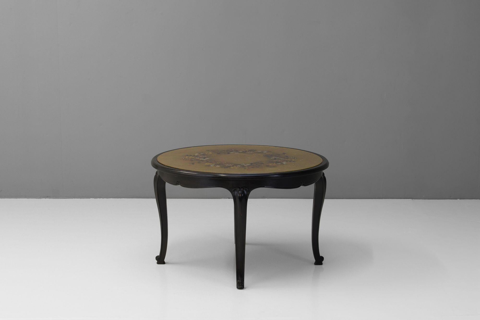 Table basse française avec plateau en verre églomisé doré, finition noire ultérieure. Circa 1930.
