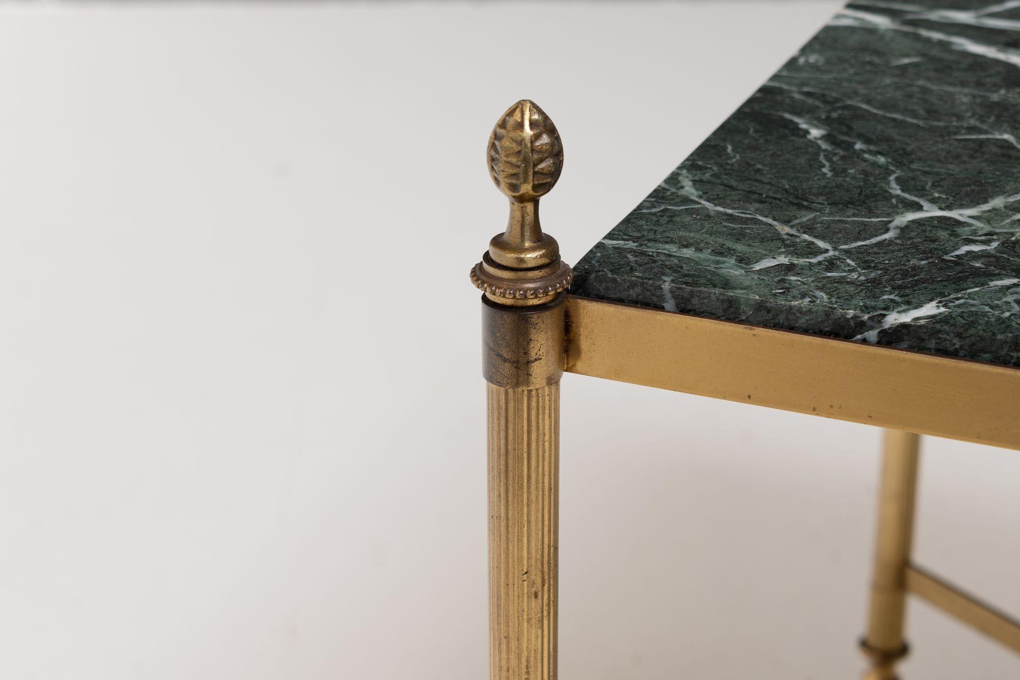 Table basse en laiton avec plateau en marbre vert. Circa 1950

H 40cm x L 79cm x P 46cm