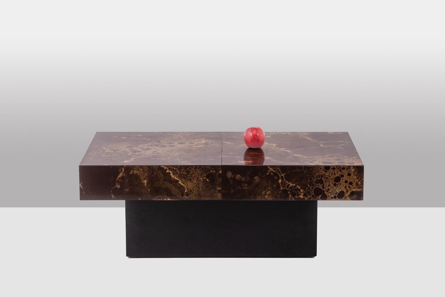 Maison Jansen, dans le style de.

Table basse formant un bar avec un plateau coulissant en bois et mélamine marron avec décor doré irisé.

Travail français réalisé dans les années 1970.

Dimensions : H 38 x L 101 x P 60 cm

Référence : LS6284459A