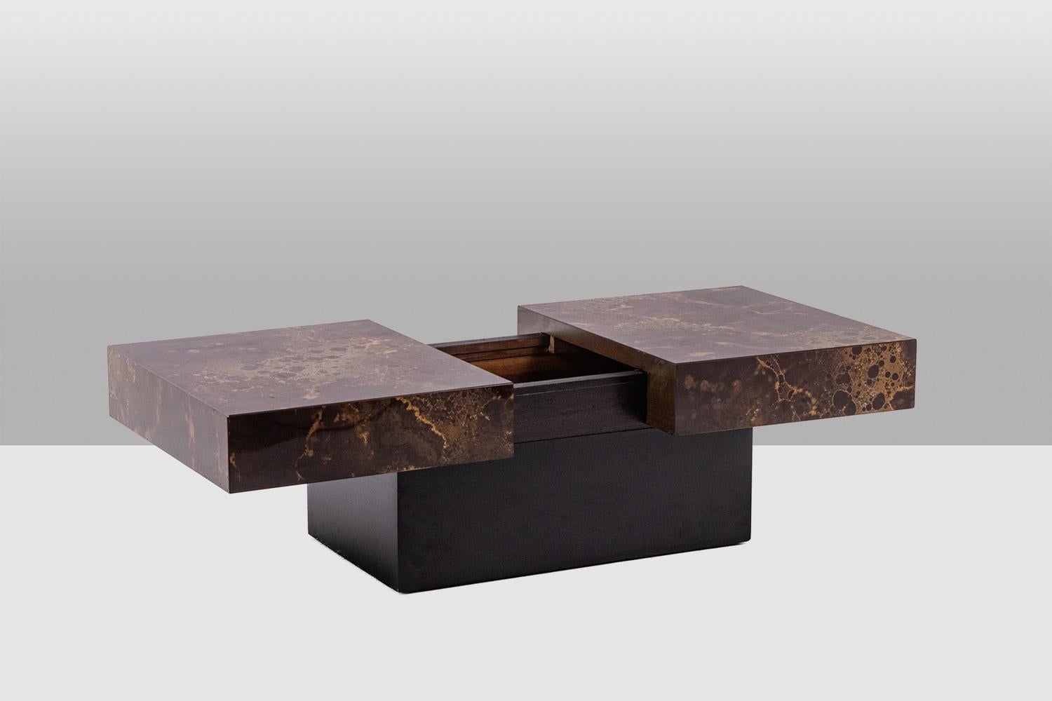 Français Table basse formant un bar avec un plateau coulissant. 1970. en vente