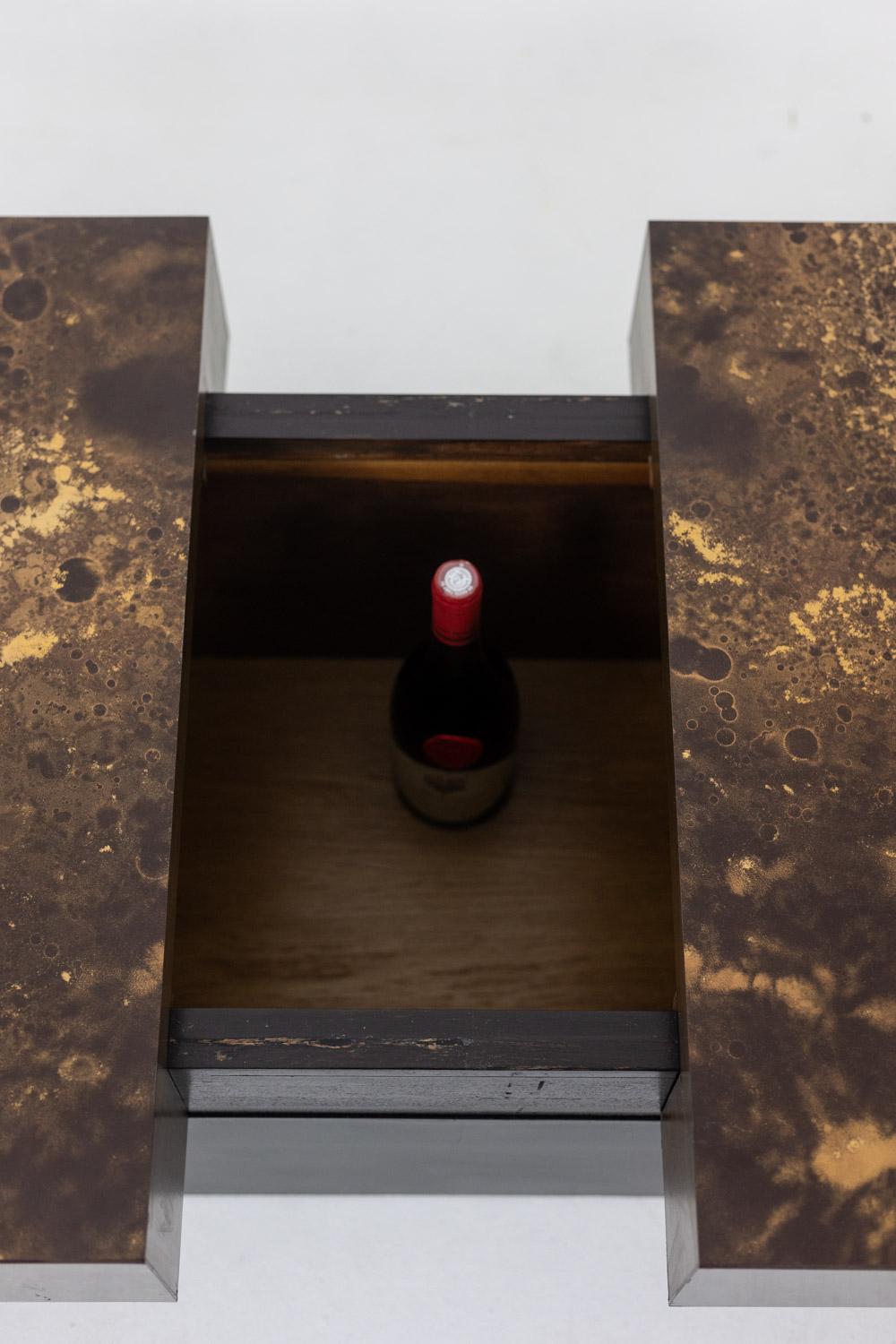 Bois Table basse formant un bar avec un plateau coulissant. 1970. en vente