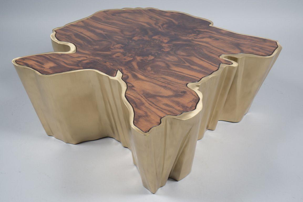 Table basse en bronze satiné et noyer. En forme de tronc de séquoia croisé, le bronze ainsi que le placage de noyer présentent une finition satinée.