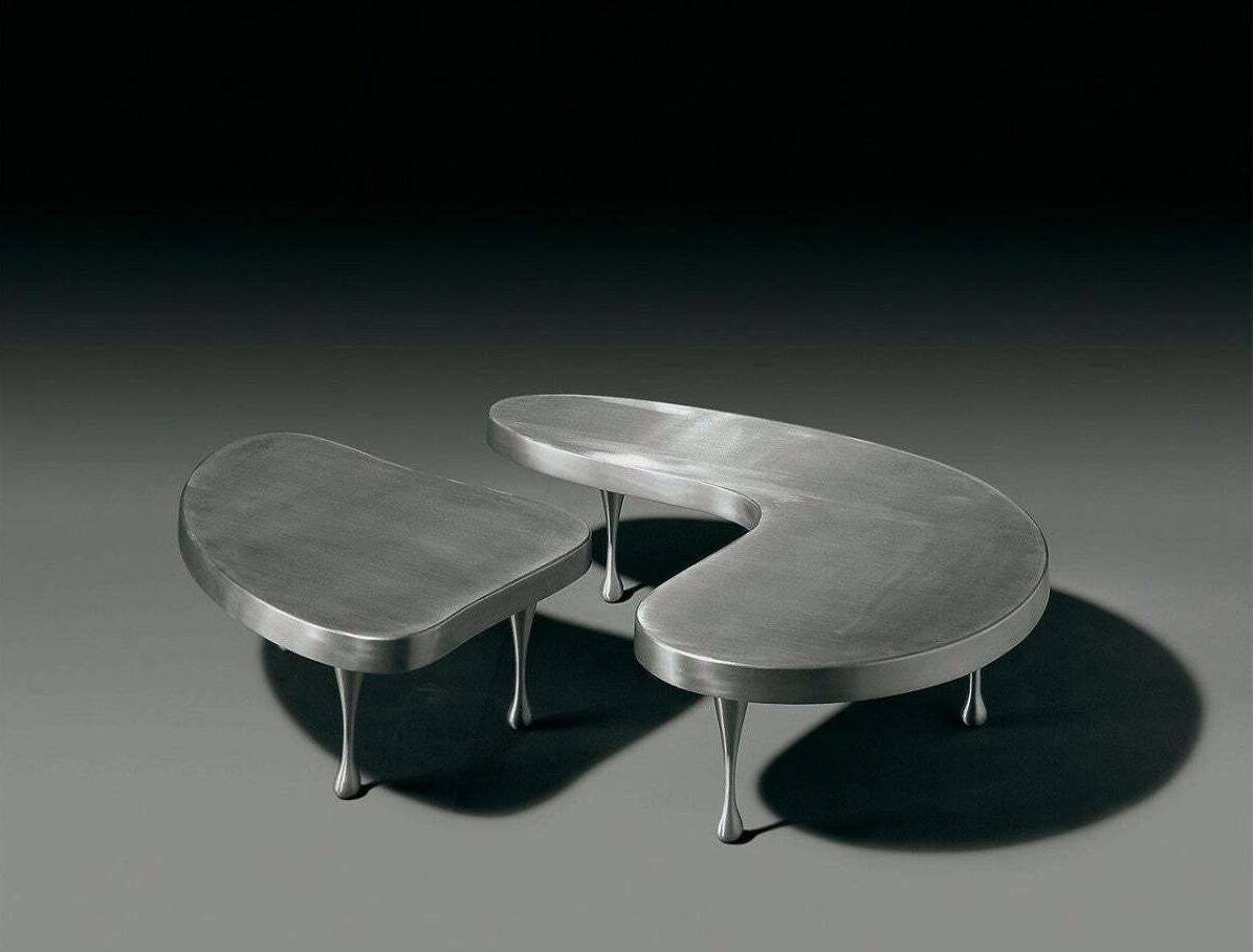 Une pièce exceptionnelle de Frederick Kiesler, l'un des architectes et designers les plus visionnaires du XXe siècle, qui a profondément influencé le design moderne avec ses concepts révolutionnaires de continuité spatiale et d'interaction entre la