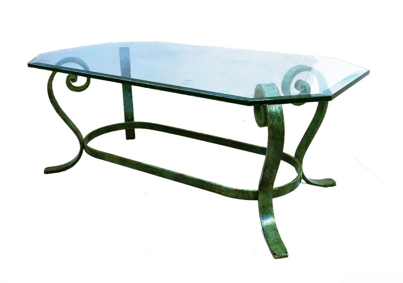 Coffee table French Verdigris iron and glass Hollywood Regency, circa 1970
Hollywood Regency 20th century Louis XV Revival
Heavy glass top octagonal with beveled edges
Iron base with green verdigris finish
The base can be used either way up as