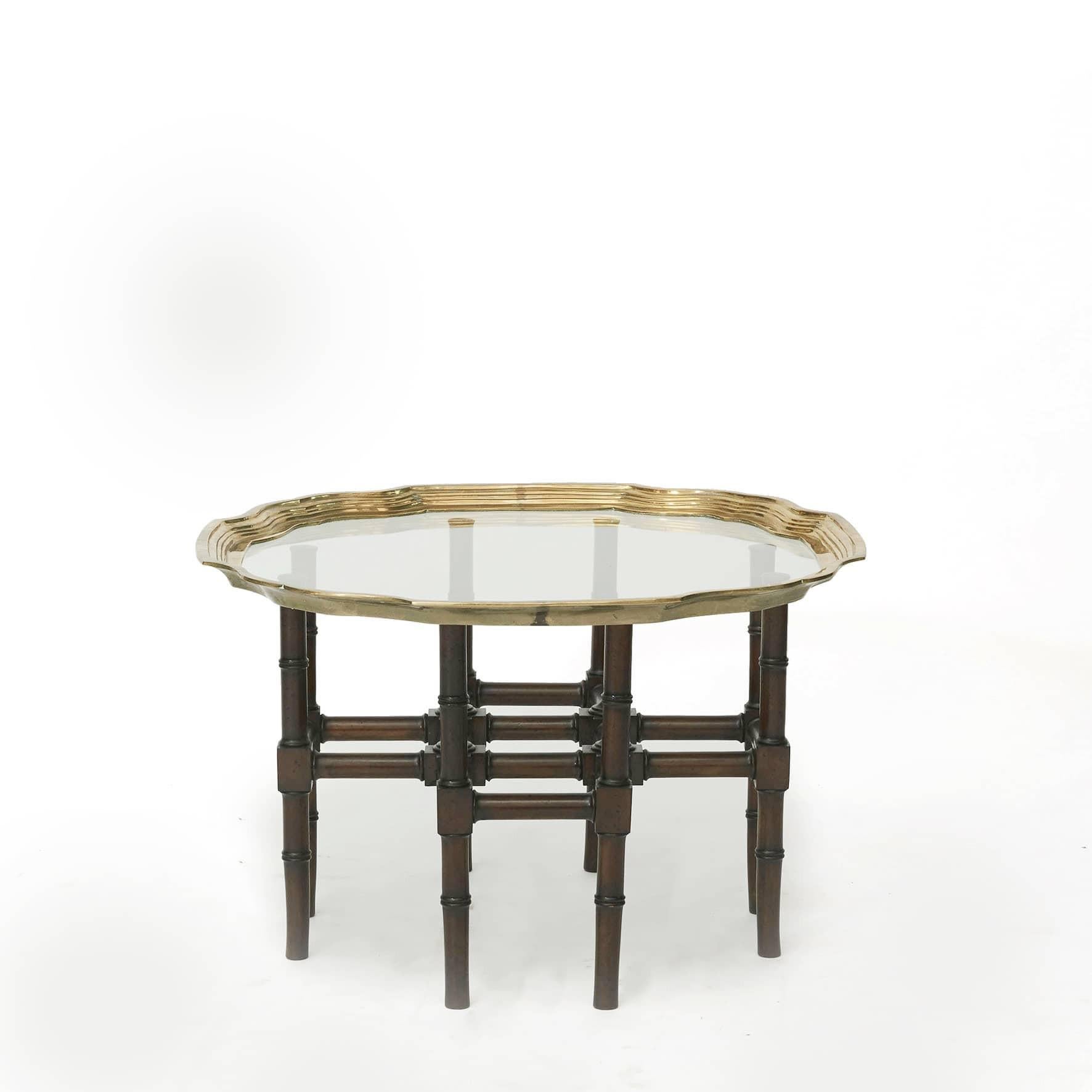 Table basse réalisée avec un plateau en verre et un bord en laiton profilé.
Fond en 
