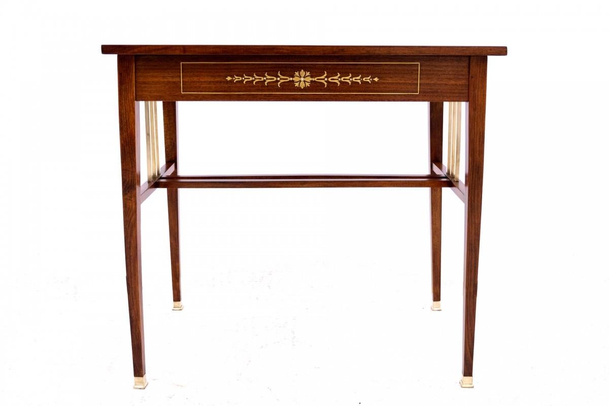 Table basse ancienne du début du 20e siècle, France.

Meubles en très bon état, après une rénovation professionnelle.

Dimensions : hauteur 73 cm / largeur 78 cm / profondeur 49 cm