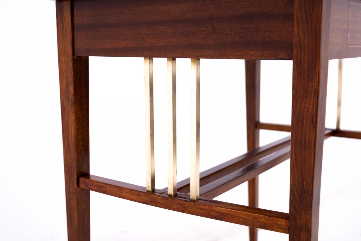 Noyer Table basse des années 1920, France. en vente