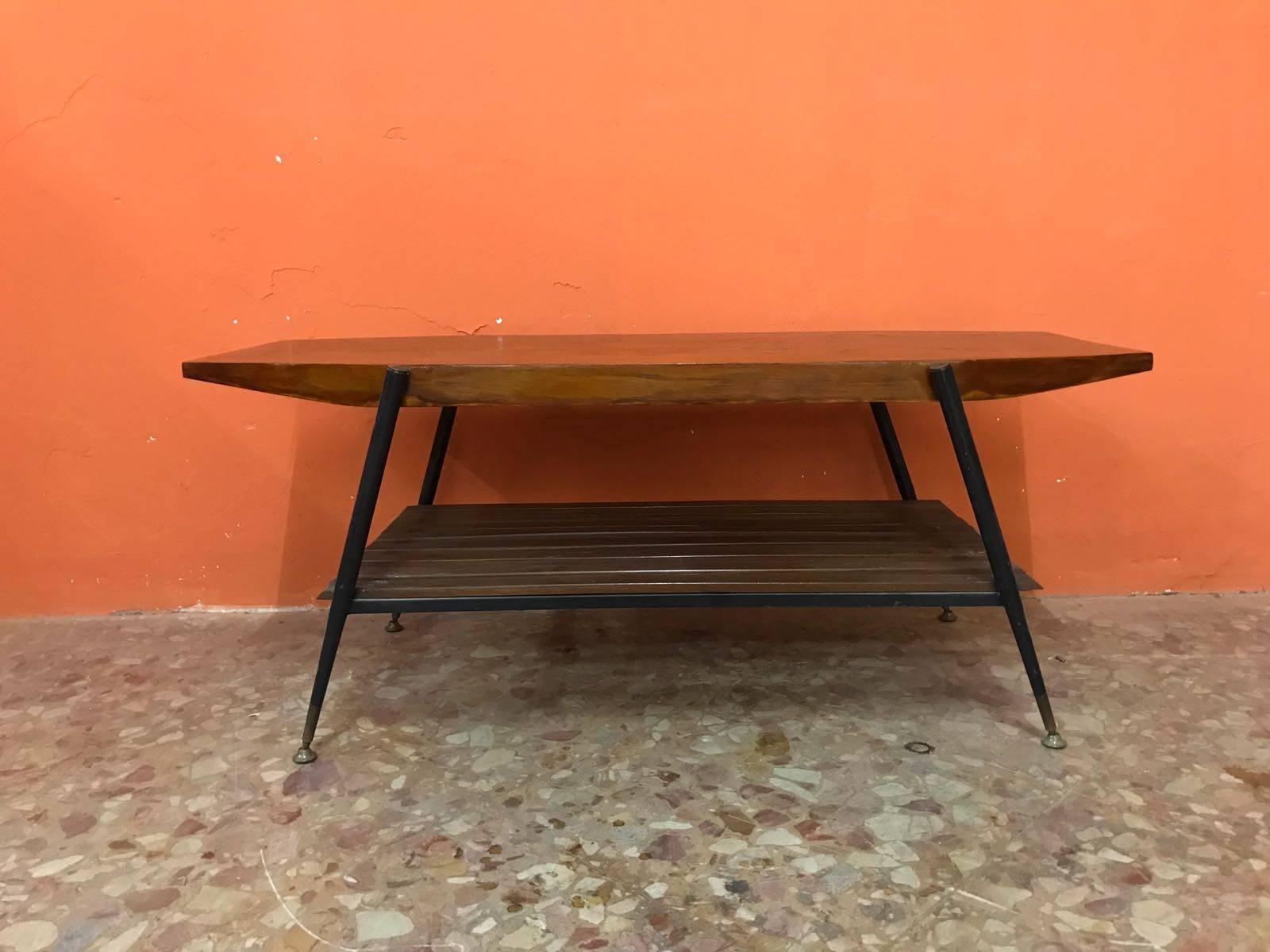 Coffee table 60 years Italy with wooden top and metal frame with brass feet in good condition for vintage furnishings.