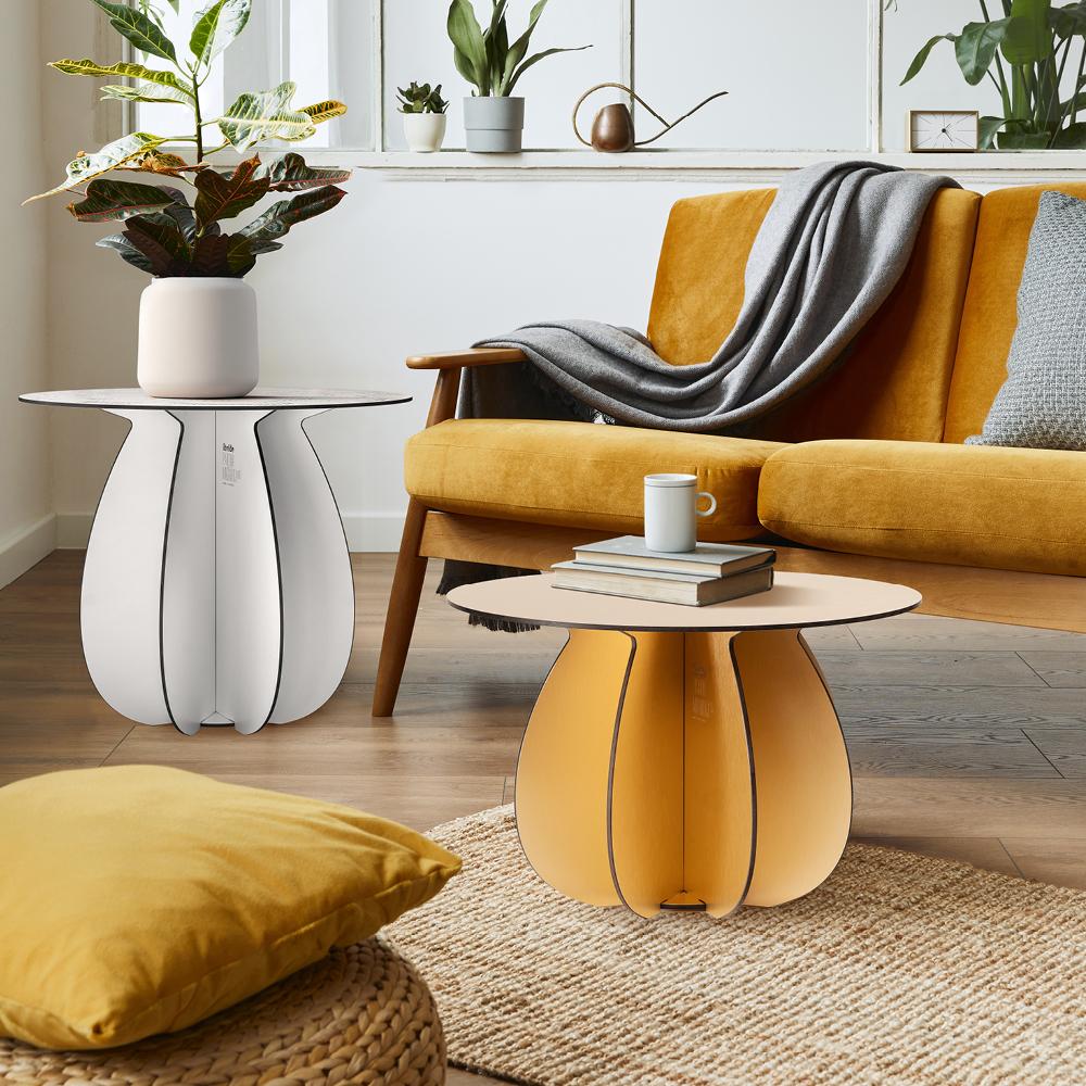 Ibride collabore avec la designer Florence Bourel pour créer Gardenia, une table basse dont le piètement s'inspire du monde des cactus, apportant une esthétique extérieure à l'intérieur.

Dans la version or, les tables basses rondes se distinguent