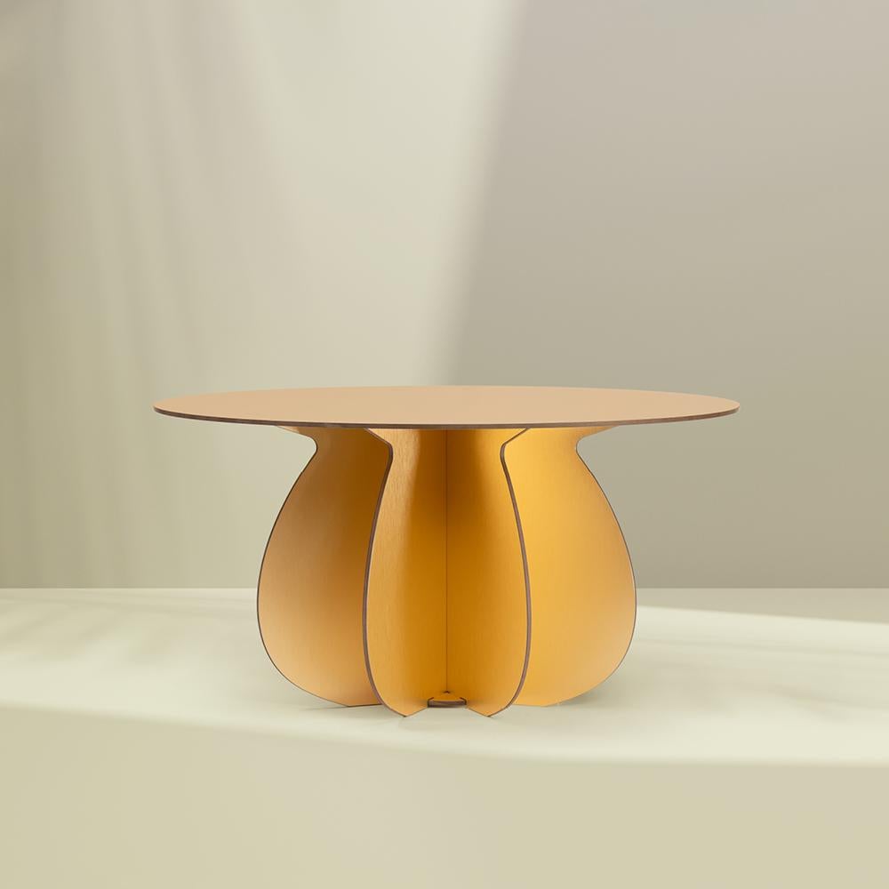 Ibride collabore avec la designer Florence Bourel pour créer Gardenia, une table basse dont le piètement s'inspire du monde des cactus, apportant une esthétique extérieure à l'intérieur.

Dans la version or, les tables basses rondes se distinguent